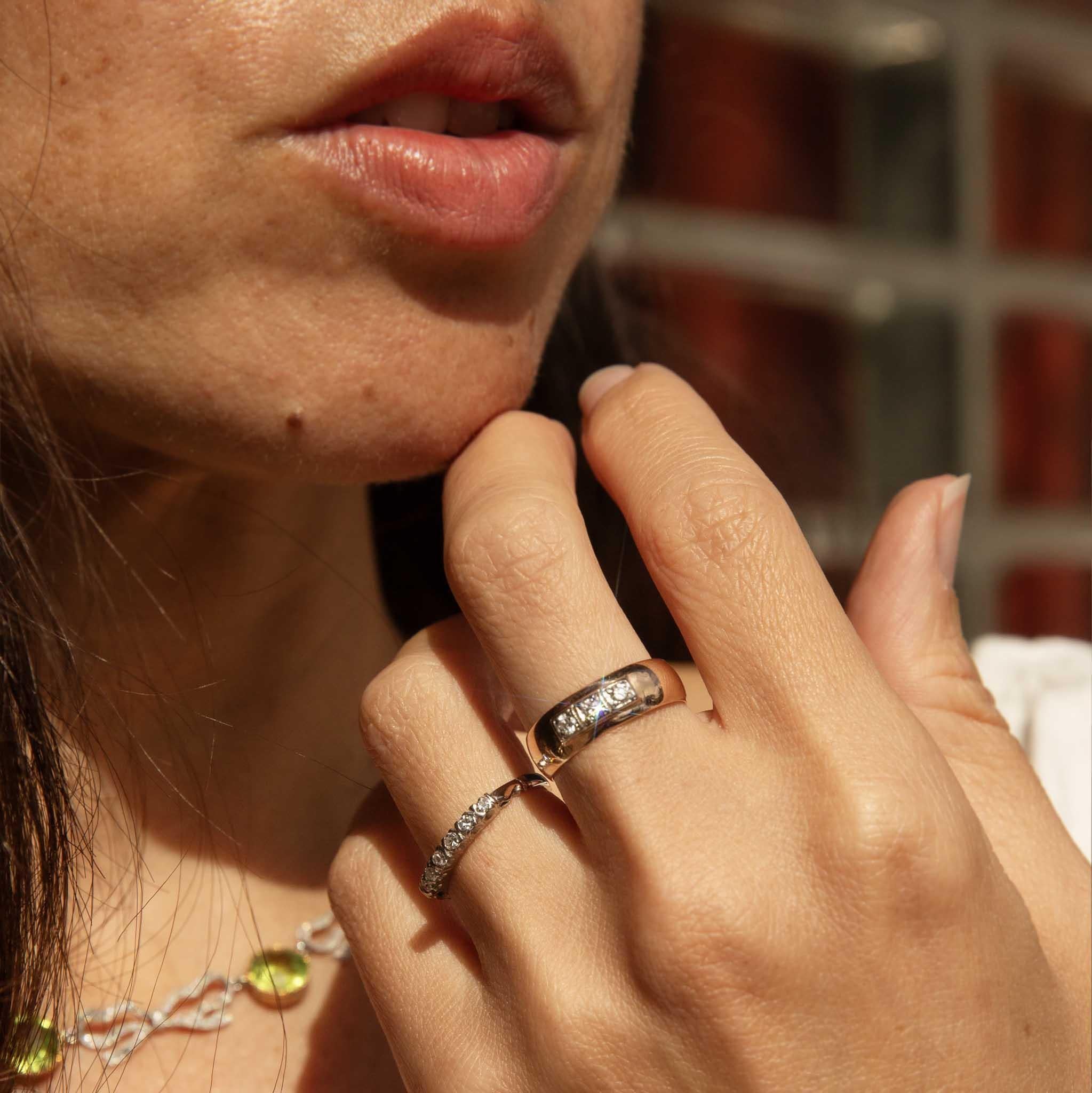 La bague Richelle, fabriquée en or 14 carats, fait une belle déclaration sophistiquée. Il est orné de trois diamants rayonnants disposés dans un cadre harmonieux. La combinaison de la bande d'or lustrée et des pierres brillantes offre un design