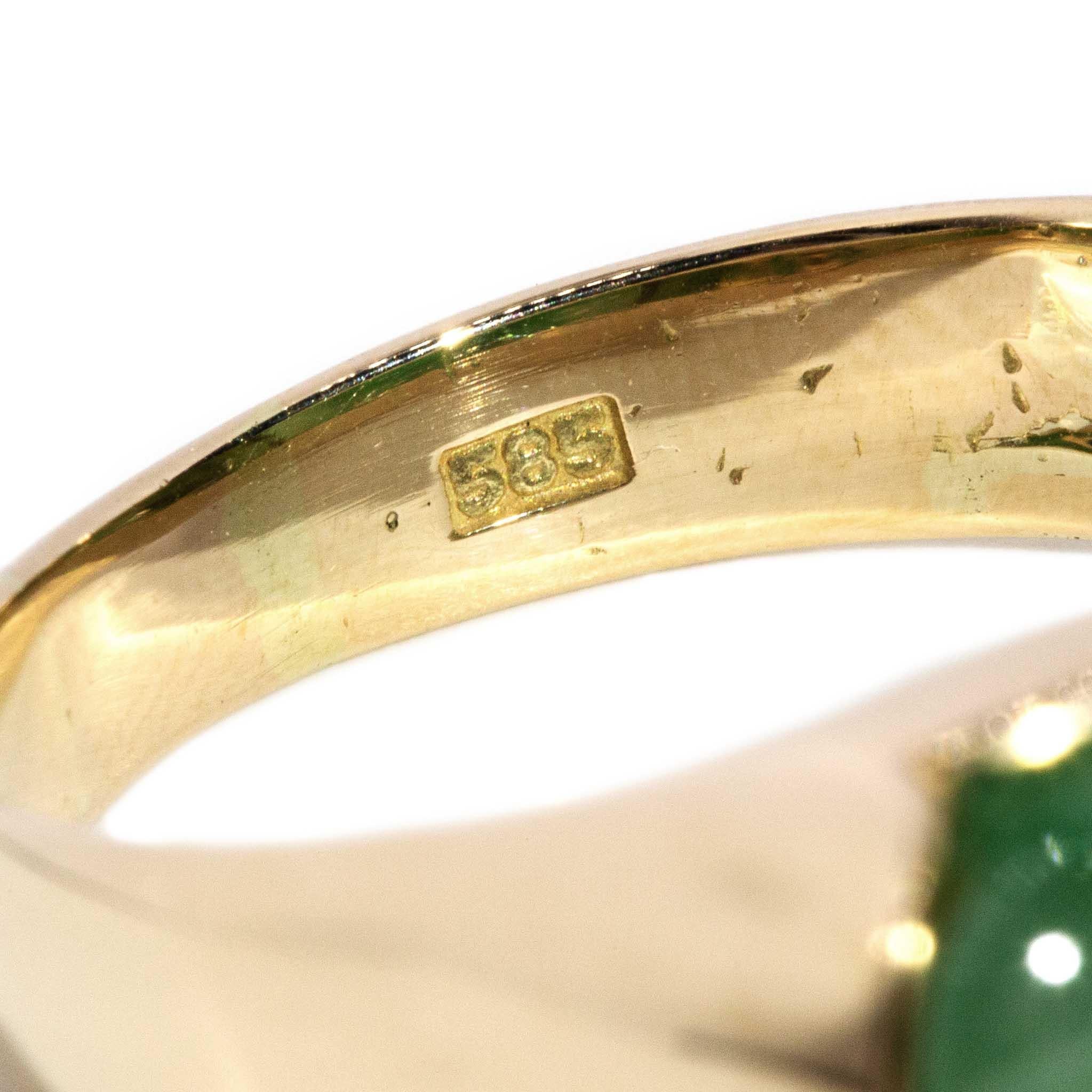 Vintage Circa 1980s Elongated Jade Cabochon Ring 14 Carat Yellow Gold For Sale 4