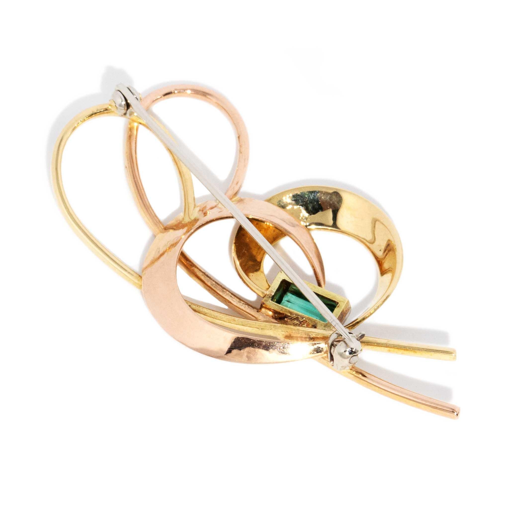 Modern Vintage Circa 1980s Emerald Freeform Heart Brooch 18 Carat Gold For Sale