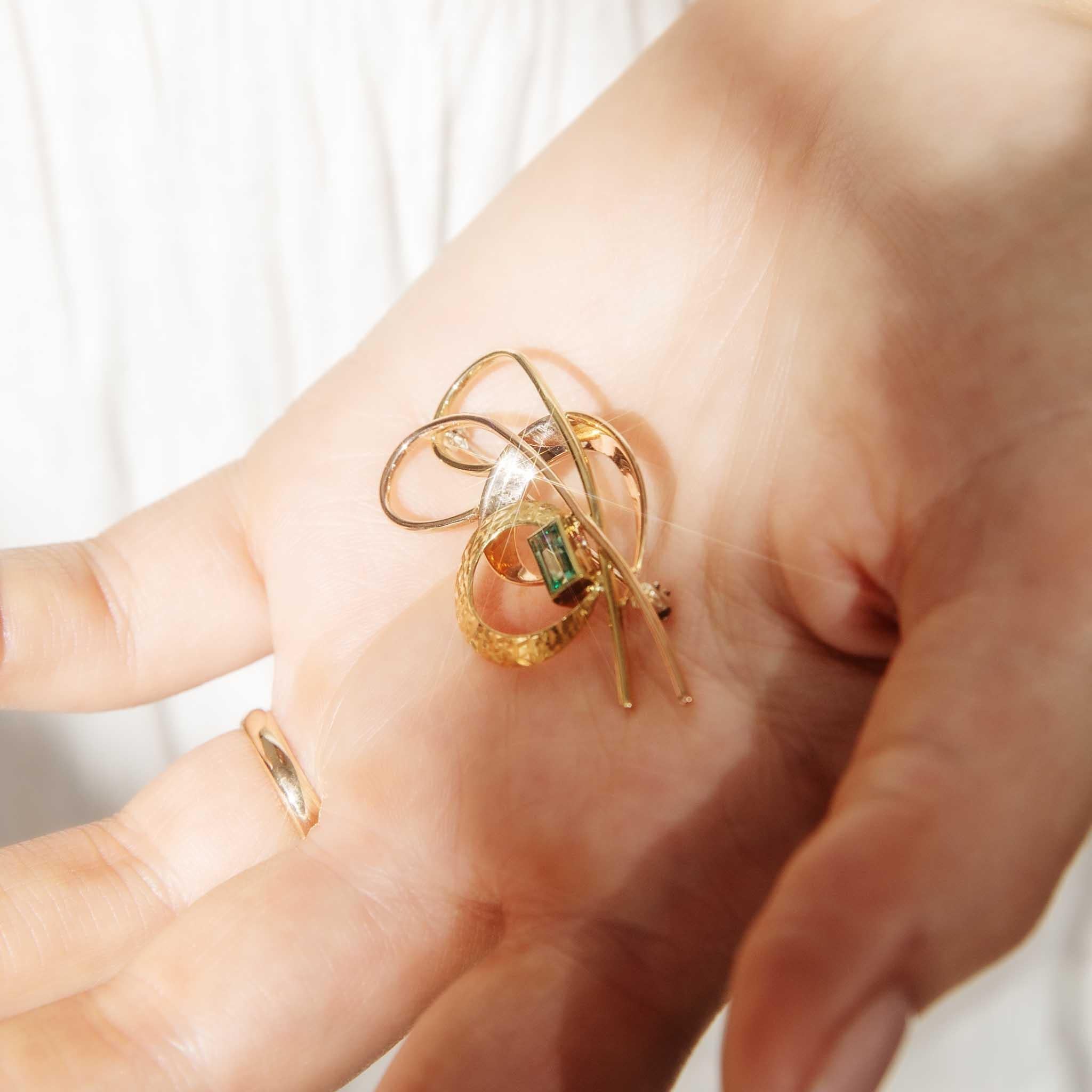 Baguette Cut Vintage Circa 1980s Emerald Freeform Heart Brooch 18 Carat Gold For Sale