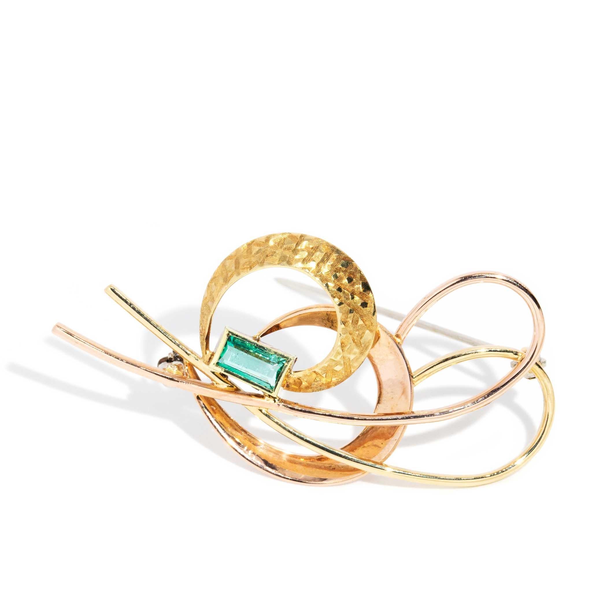 Vintage Circa 1980s Emerald Freeform Heart Brooch 18 Carat Gold For Sale 1
