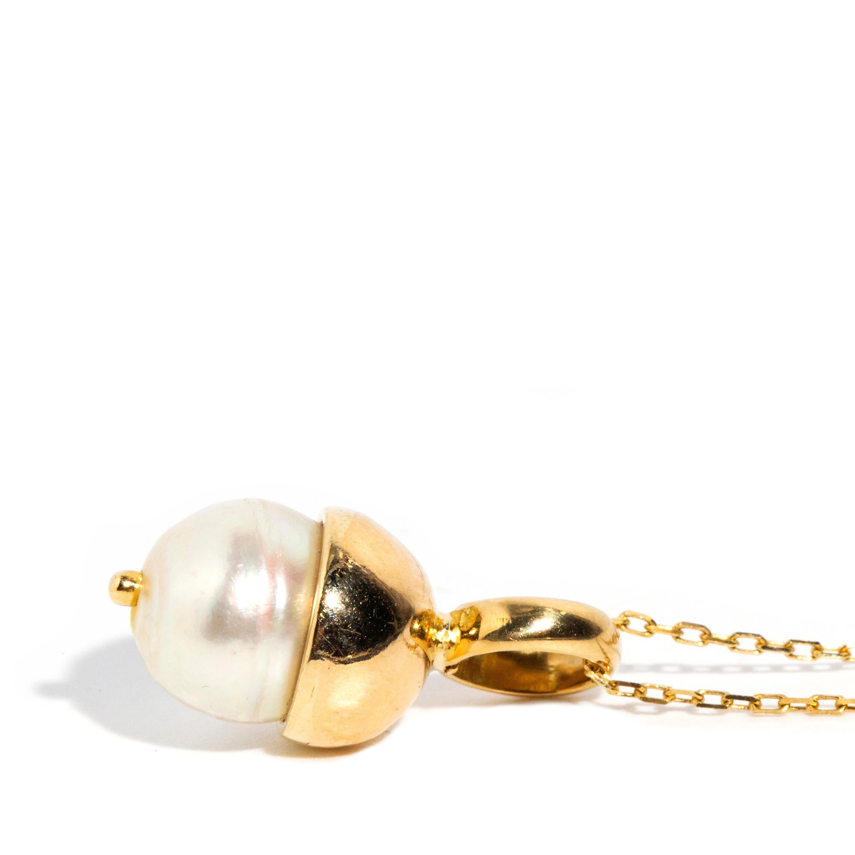 Cabochon Vintage Circa 1980s Freshwater Pearl Pendant & Chain 18 Carat Yellow Gold For Sale