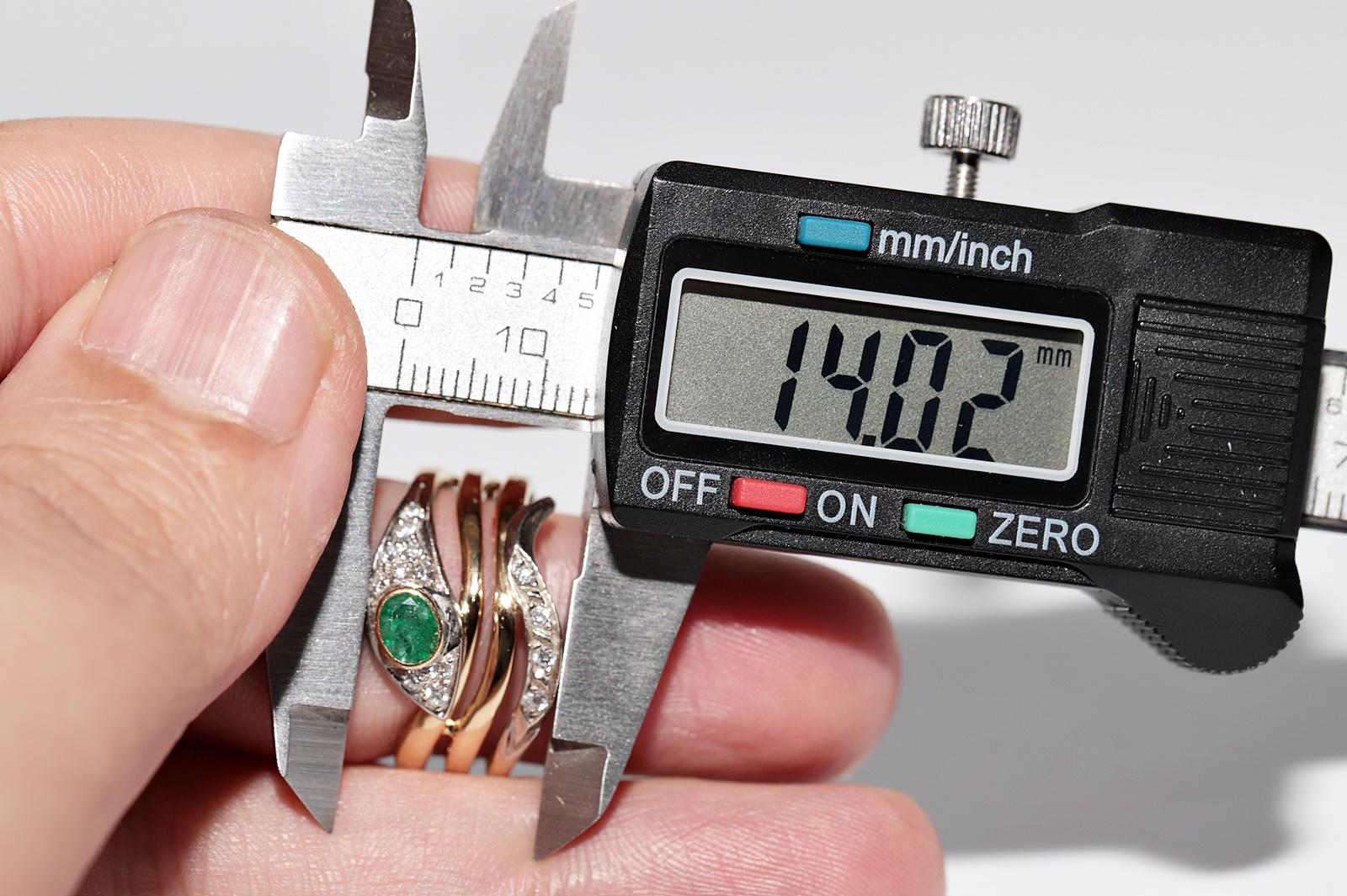 Vintage Circa 1980er Jahre Handgefertigt  18 Karat Gold Schlangenring mit natürlichem Diamant und Smaragd im Angebot 4