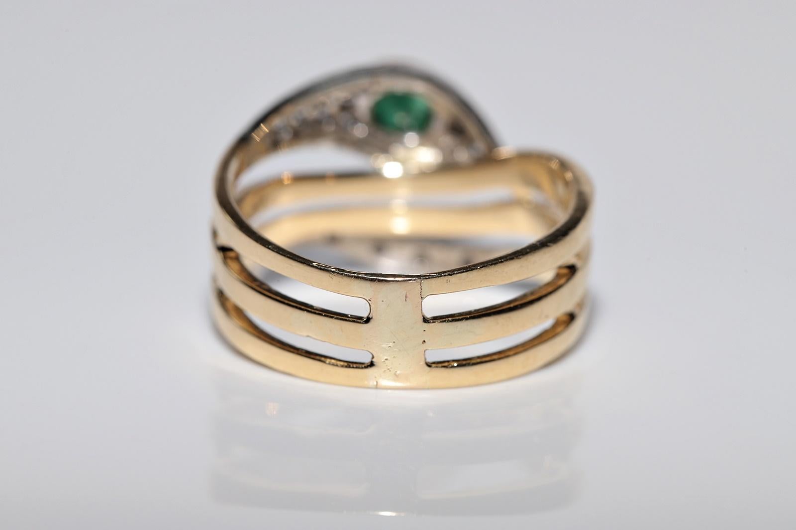 Vintage Circa 1980er Jahre Handgefertigt  18 Karat Gold Schlangenring mit natürlichem Diamant und Smaragd im Angebot 1