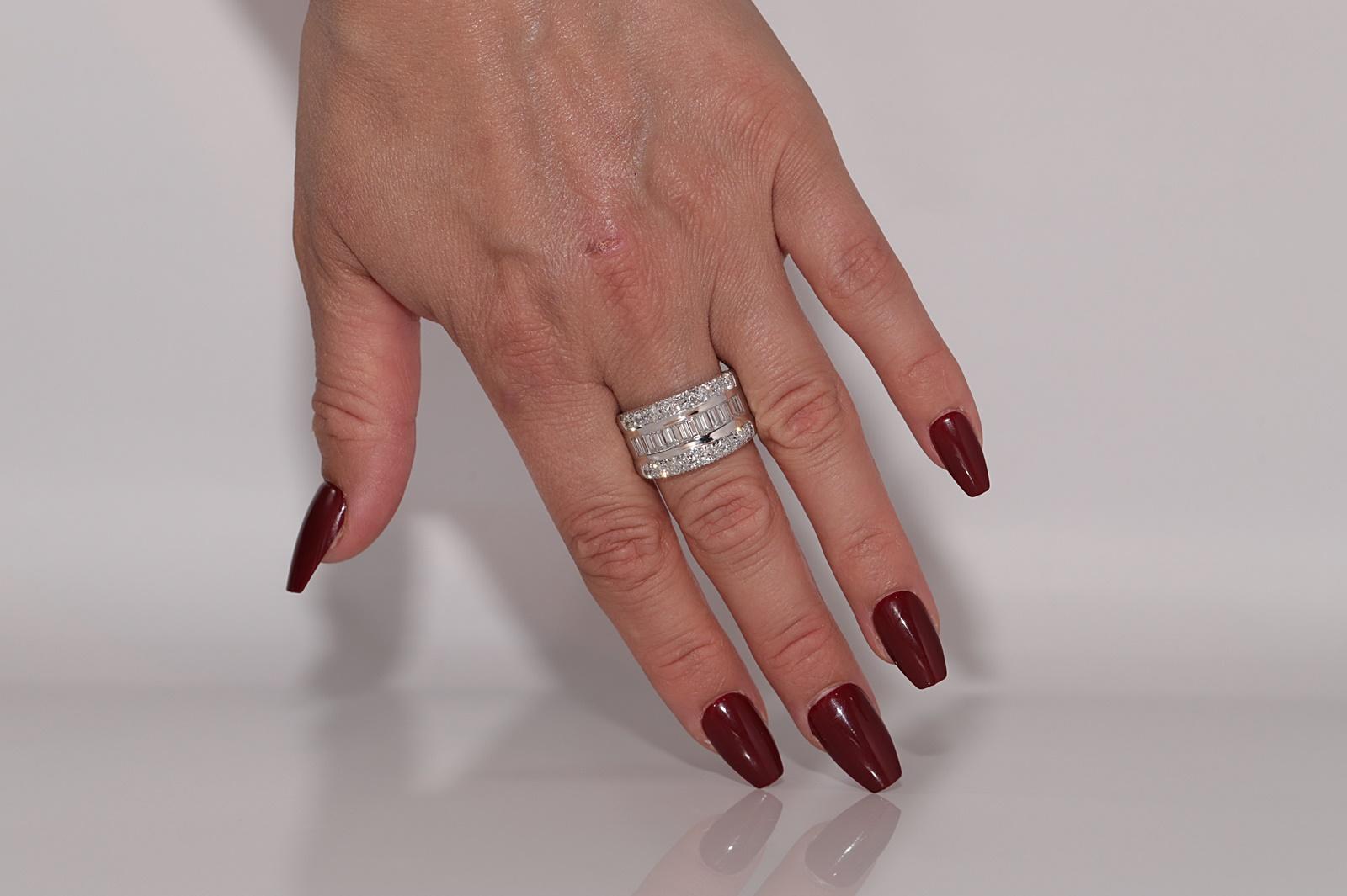 Anello forte d'oro naturale decorato con diamanti naturali, CIRCA 1980, fatto a mano in vendita 7