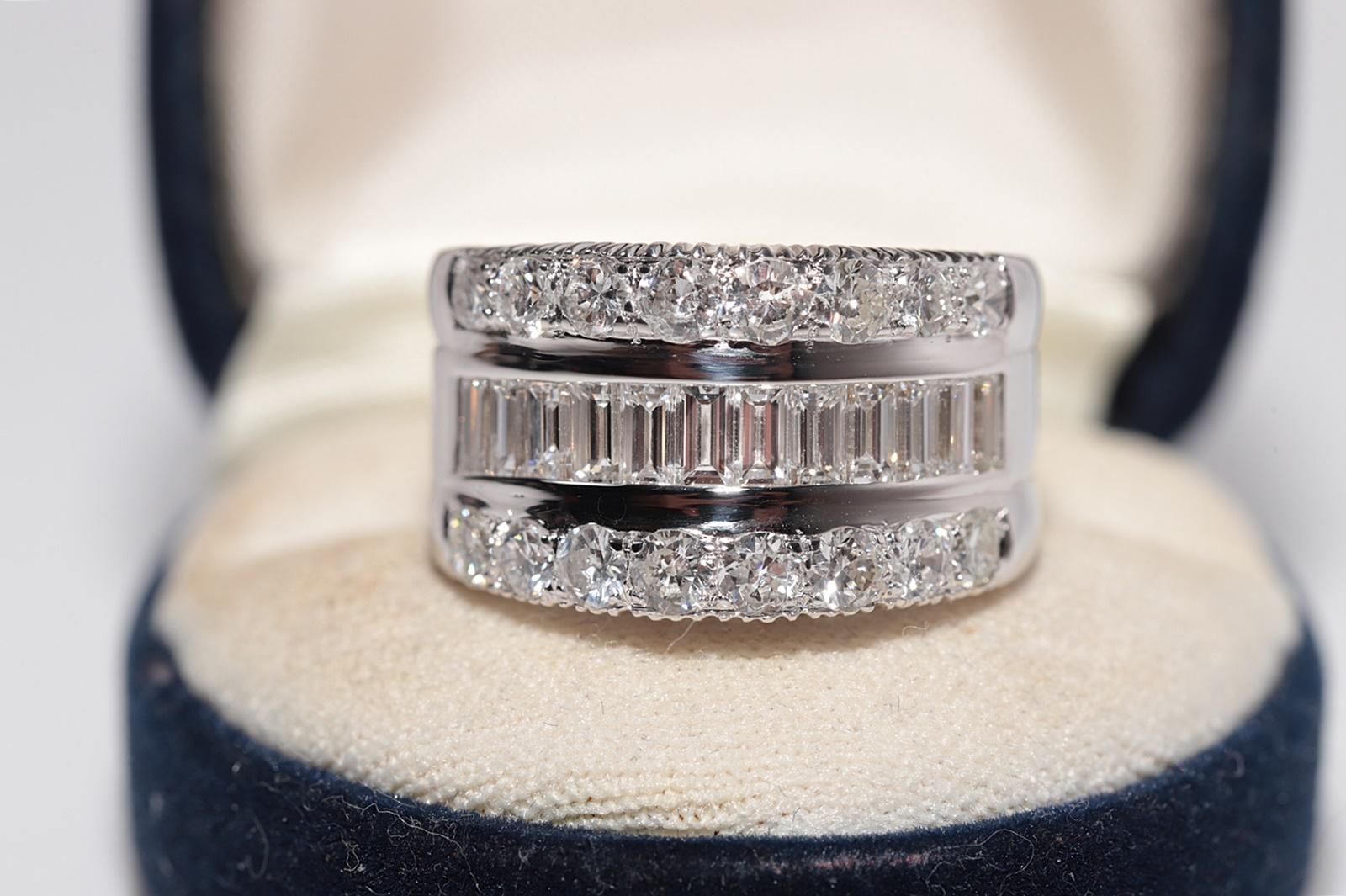 In ottime condizioni.
Il peso totale è di 13,6 grammi.
Il diamante è di circa 2.50 carati.
Il diamante ha un colore F-G e una purezza vvs-vs-s1.
La misura dell'anello è US 10
Possiamo realizzare qualsiasi dimensione.
Per qualsiasi domanda,