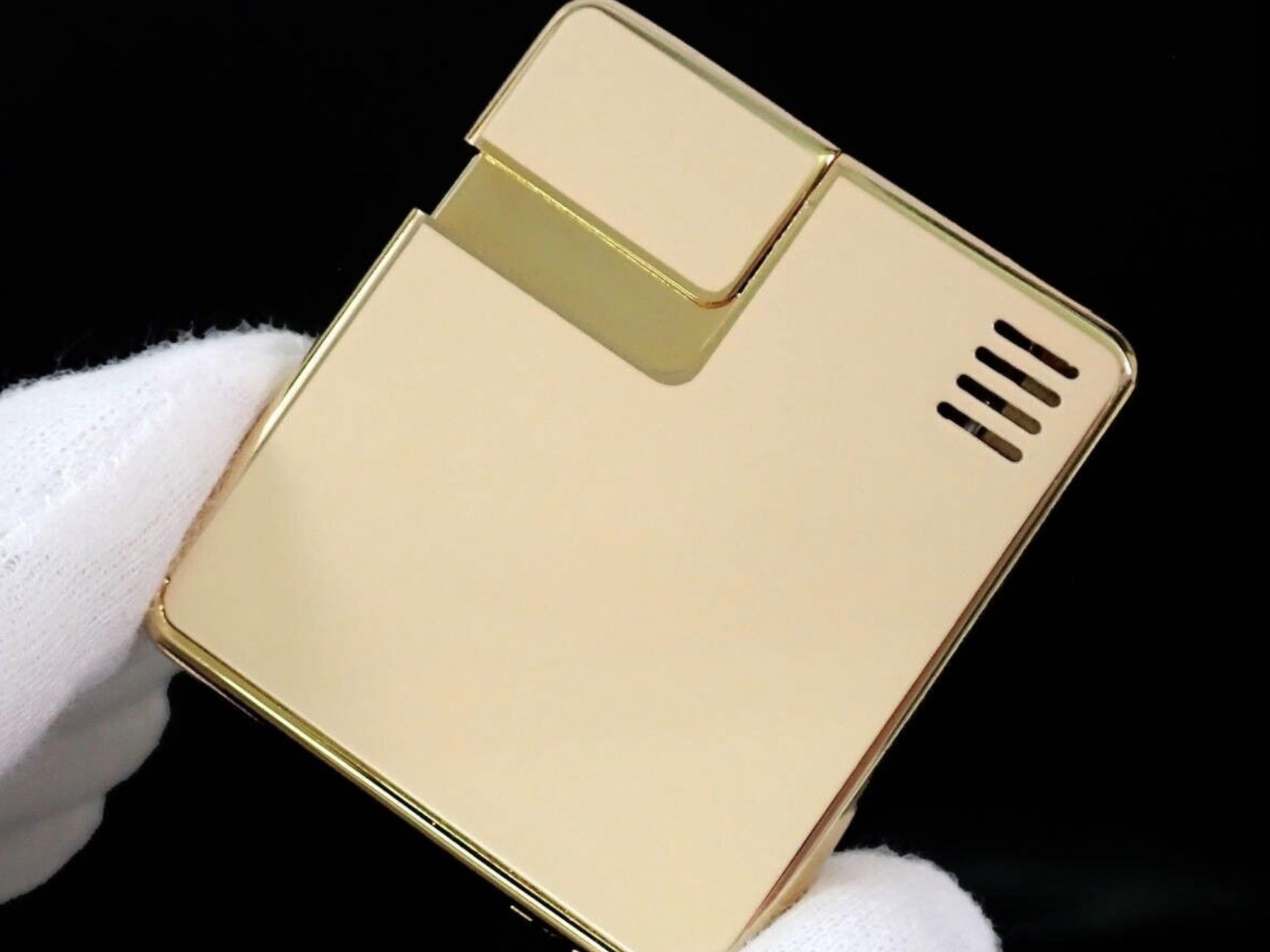 Vintage Circa 1980 Logo Gucci Lights En Plaqué Or 18K & Émail Crème
Voici un briquet très rare avec le logo de Gucci Circa 80s en très bon état. 
Ce briquet a été révisé en utilisant toutes les pièces d'origine pour être en parfait état de marche.