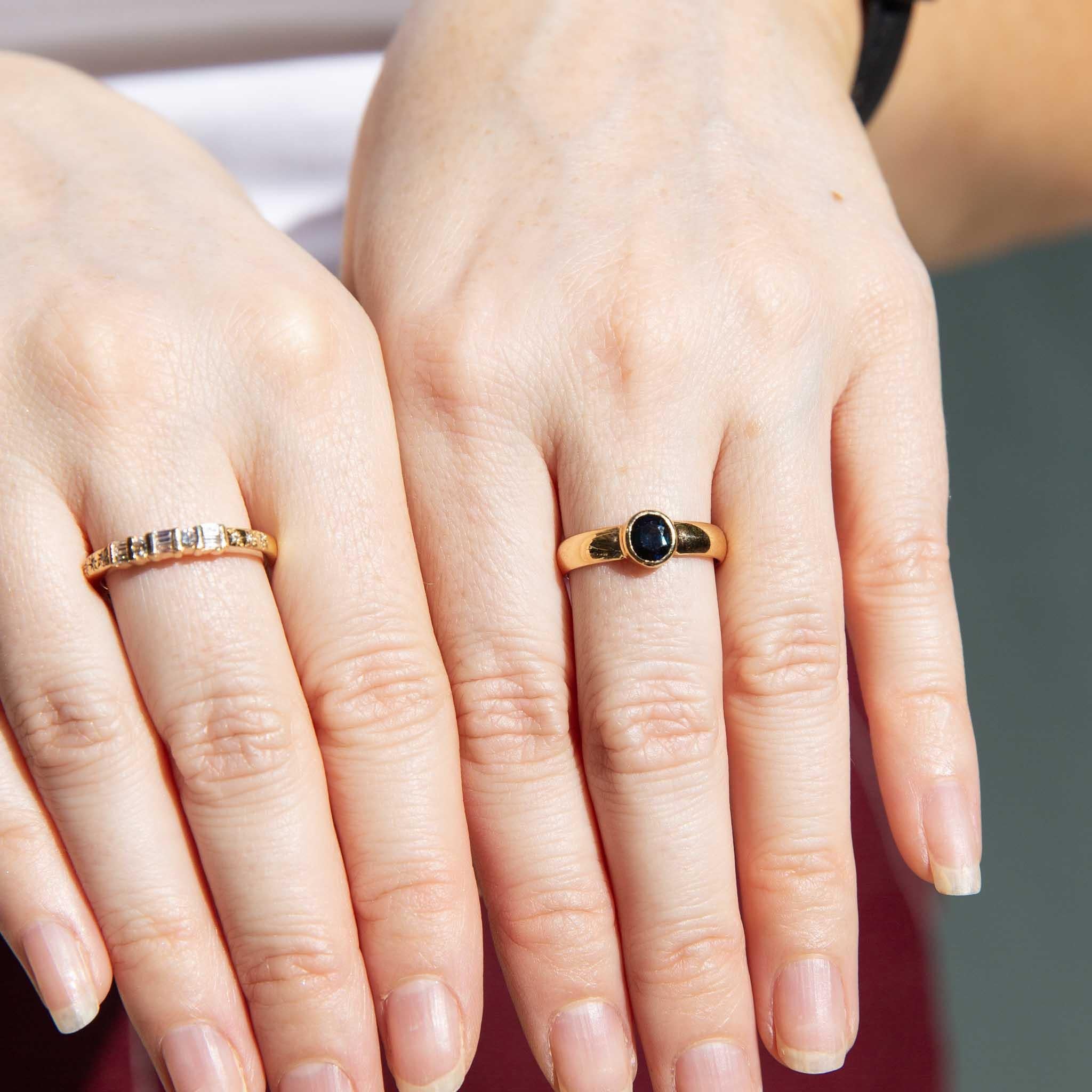 Der aus 18 Karat Gold gefertigte Devon Ring ist perfekt zum Stapeln oder um sich das Jawort zu geben.  Ihre abwechselnde Barrenfassung ist mit funkelnden Diamanten besetzt und auf beiden Seiten mit sternförmig gefassten Diamanten vollendet.  Sie ist