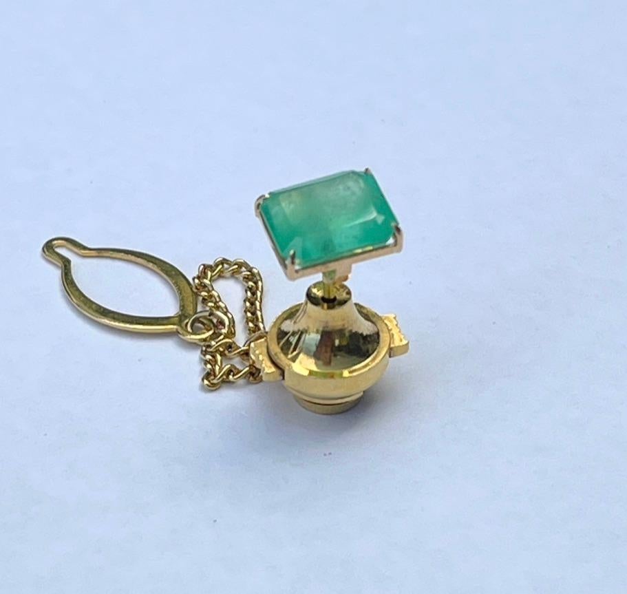 Taille émeraude Épingle à cravate vintage en or jaune 18 carats avec émeraude naturelle de Colombie, datant des années 1980 en vente