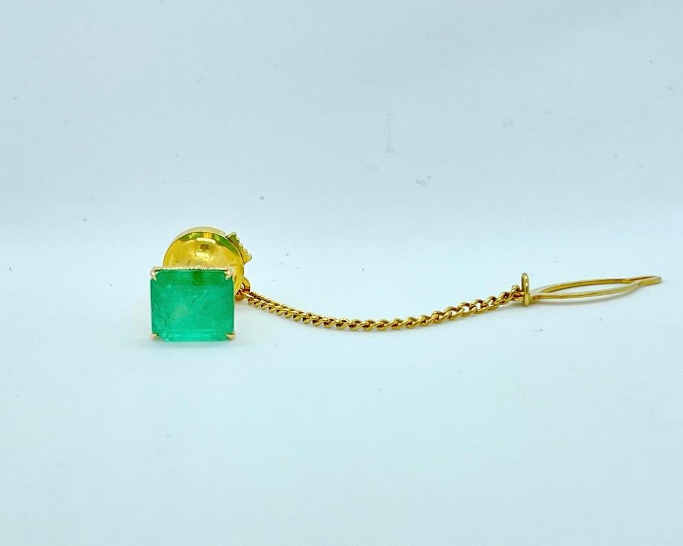 Épingle à cravate vintage en or jaune 18 carats avec émeraude naturelle de Colombie, datant des années 1980 Pour hommes en vente