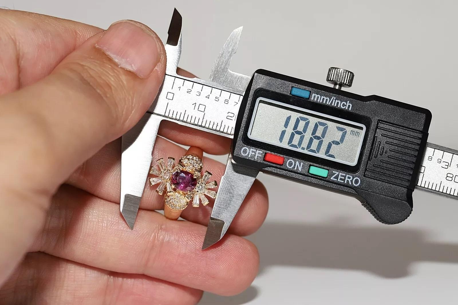 En très bon état.
Le poids total est de 7,4 grammes.
Le diamant est de 0,86 carat.
Le diamant est de couleur F-G et de taille vvs-vs.
L'ensemble est un rubis de 1,09 carat.
La taille de la bague est de 6,2.
Nous pouvons fabriquer n'importe quelle