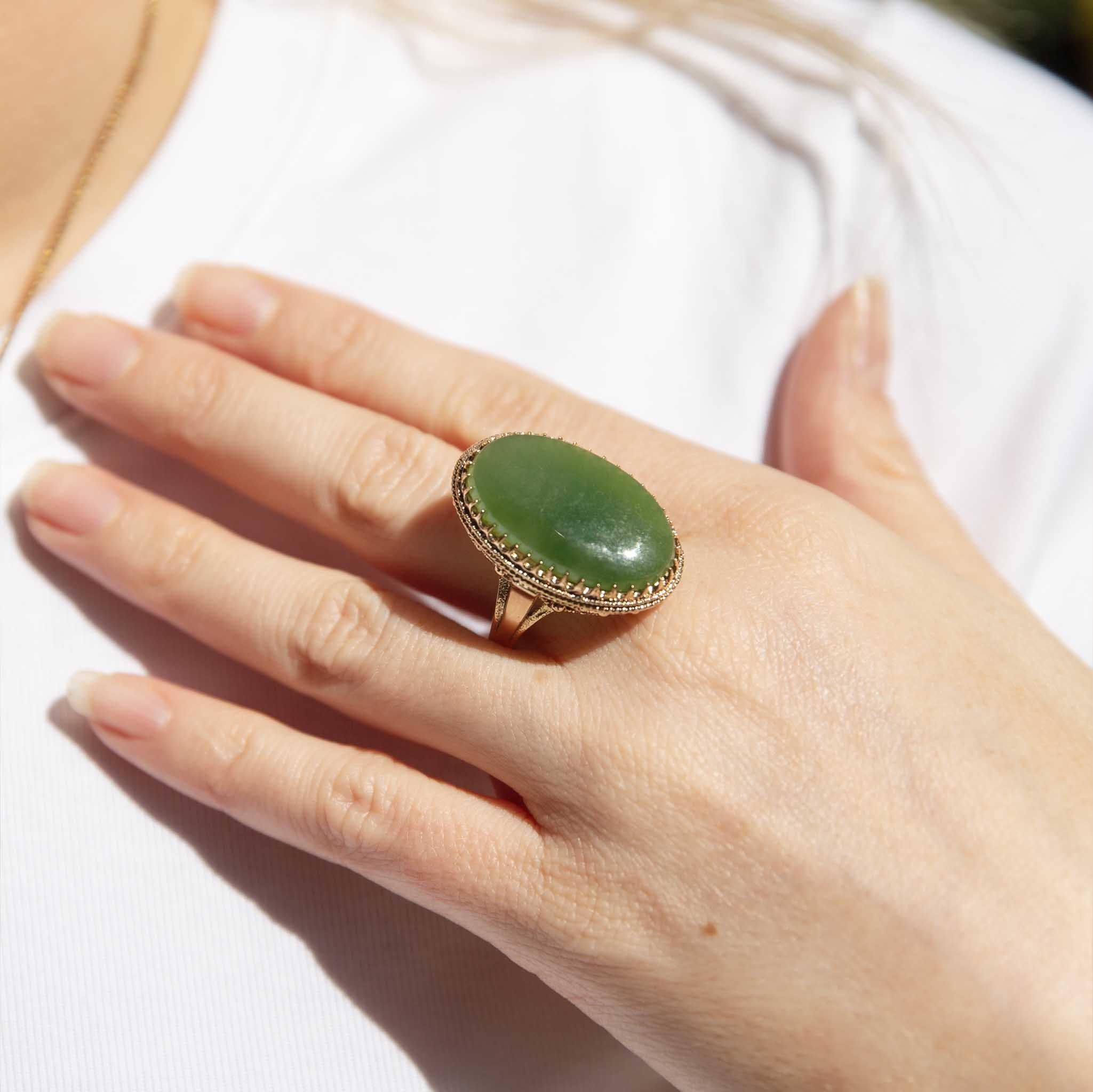 Vintage Circa 1980s Oval Nephrite Jade Cabochon Ring 9 Carat Yellow Gold In Good Condition In Hamilton, AU
