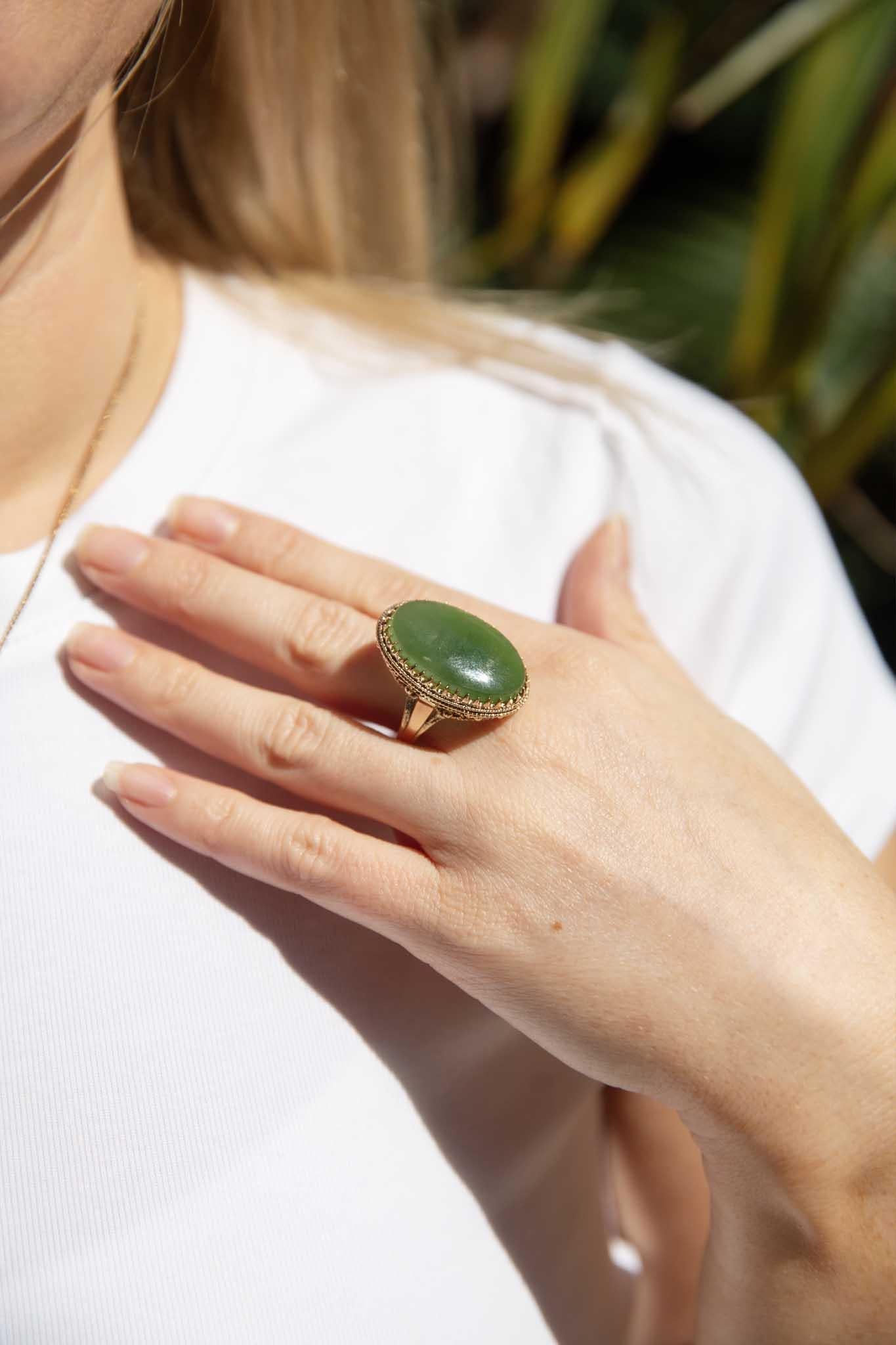 Vintage Circa 1980s Oval Nephrite Jade Cabochon Ring 9 Carat Yellow Gold 3