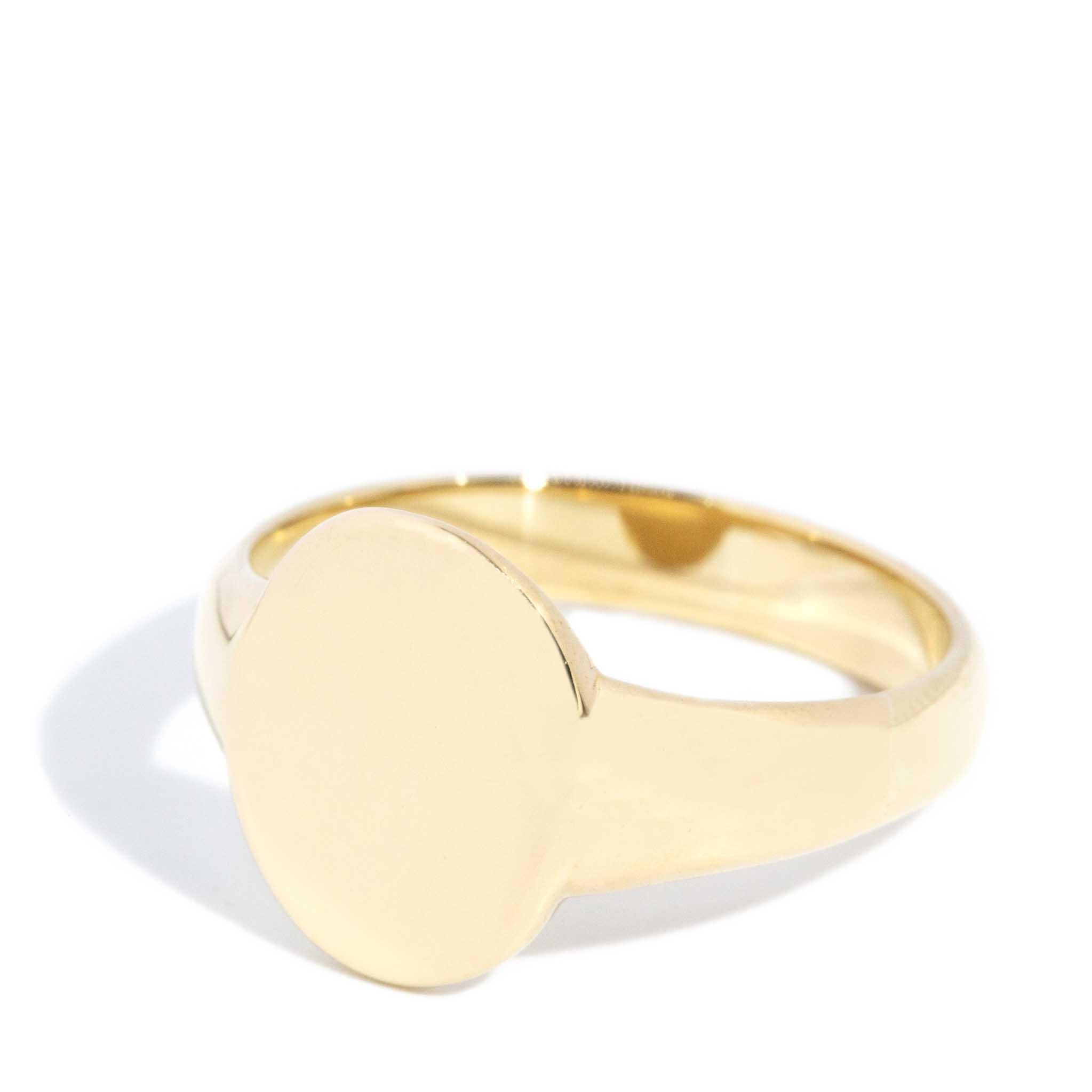 Moderno Vintage Circa 1980s Oval Signet Ring 18 Carat Yellow Gold in vendita