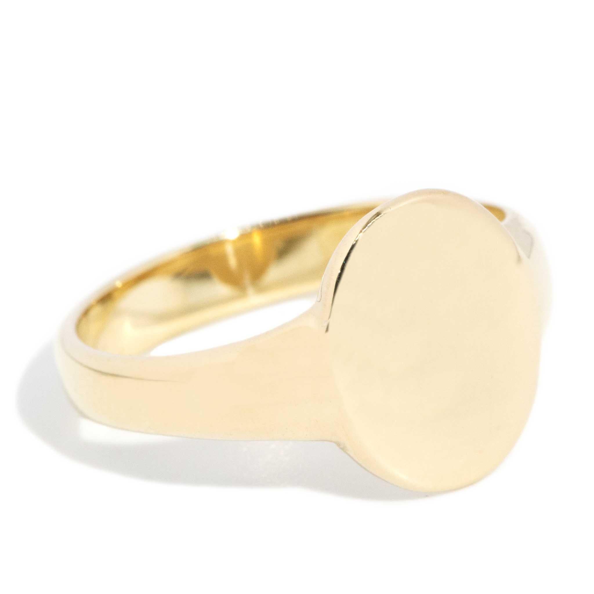 Donna Vintage Circa 1980s Oval Signet Ring 18 Carat Yellow Gold in vendita
