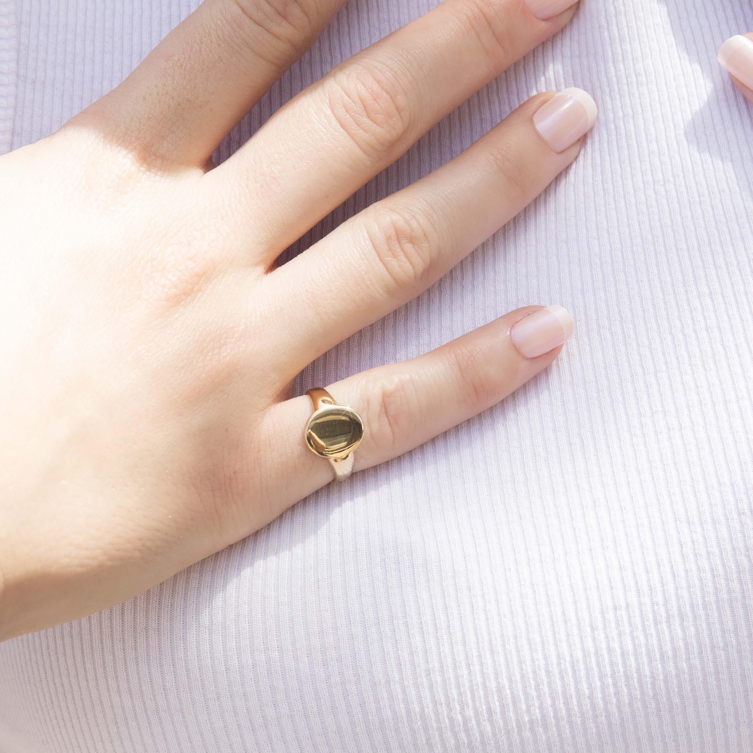 Vintage Circa 1980s Oval Signet Ring 18 Carat Yellow Gold in vendita 1