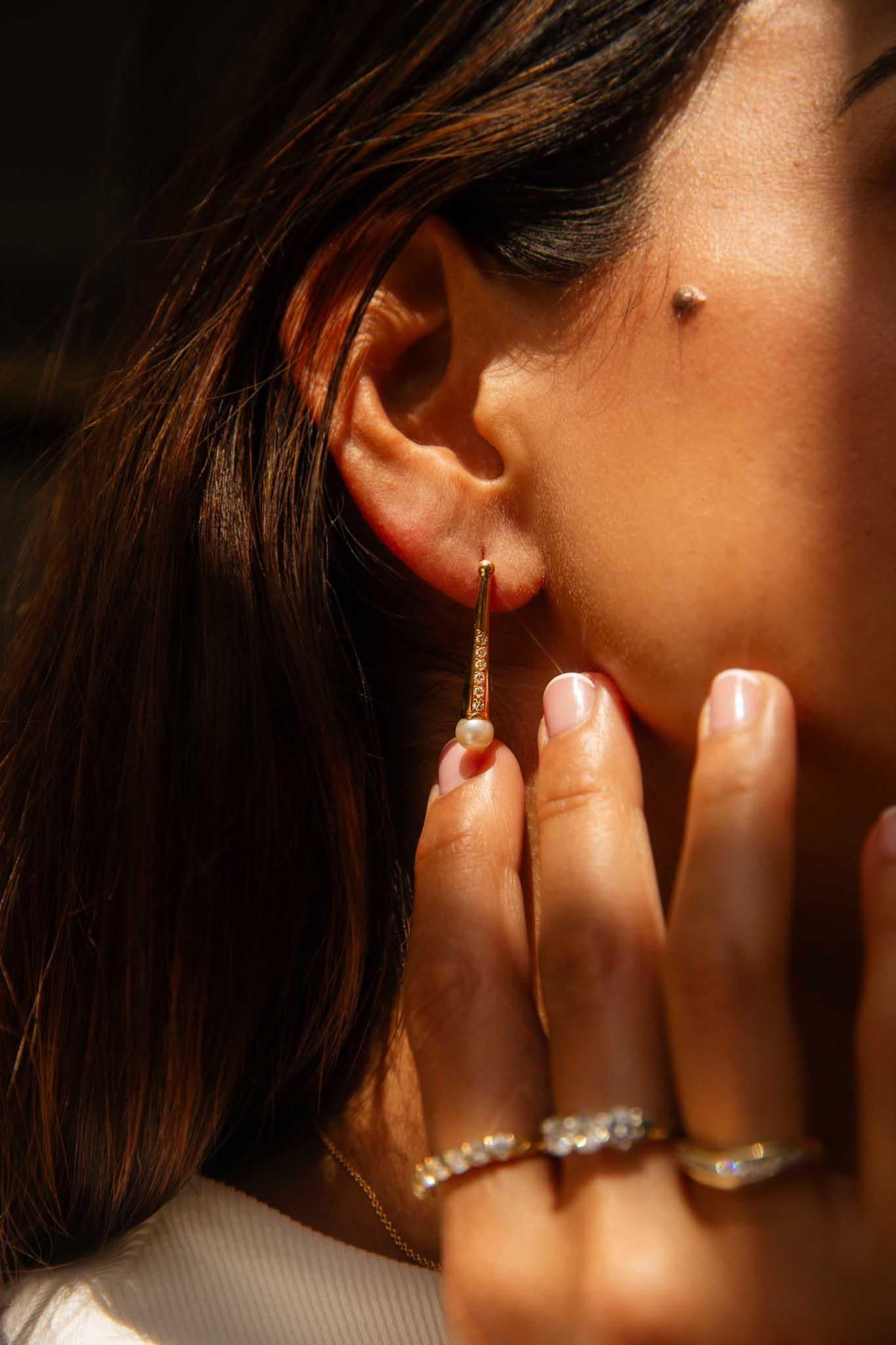 Pendientes Vintage Circa 1980 Perla Diamante Oro Amarillo 18 Quilates en venta 1