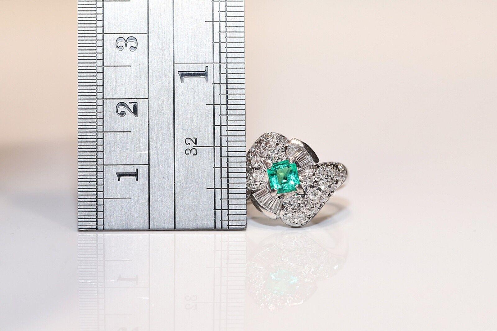 Vintage Circa 1980s Platinum Natural Diamond And Emerald Ring In Good Condition For Sale In Fatih/İstanbul, 34