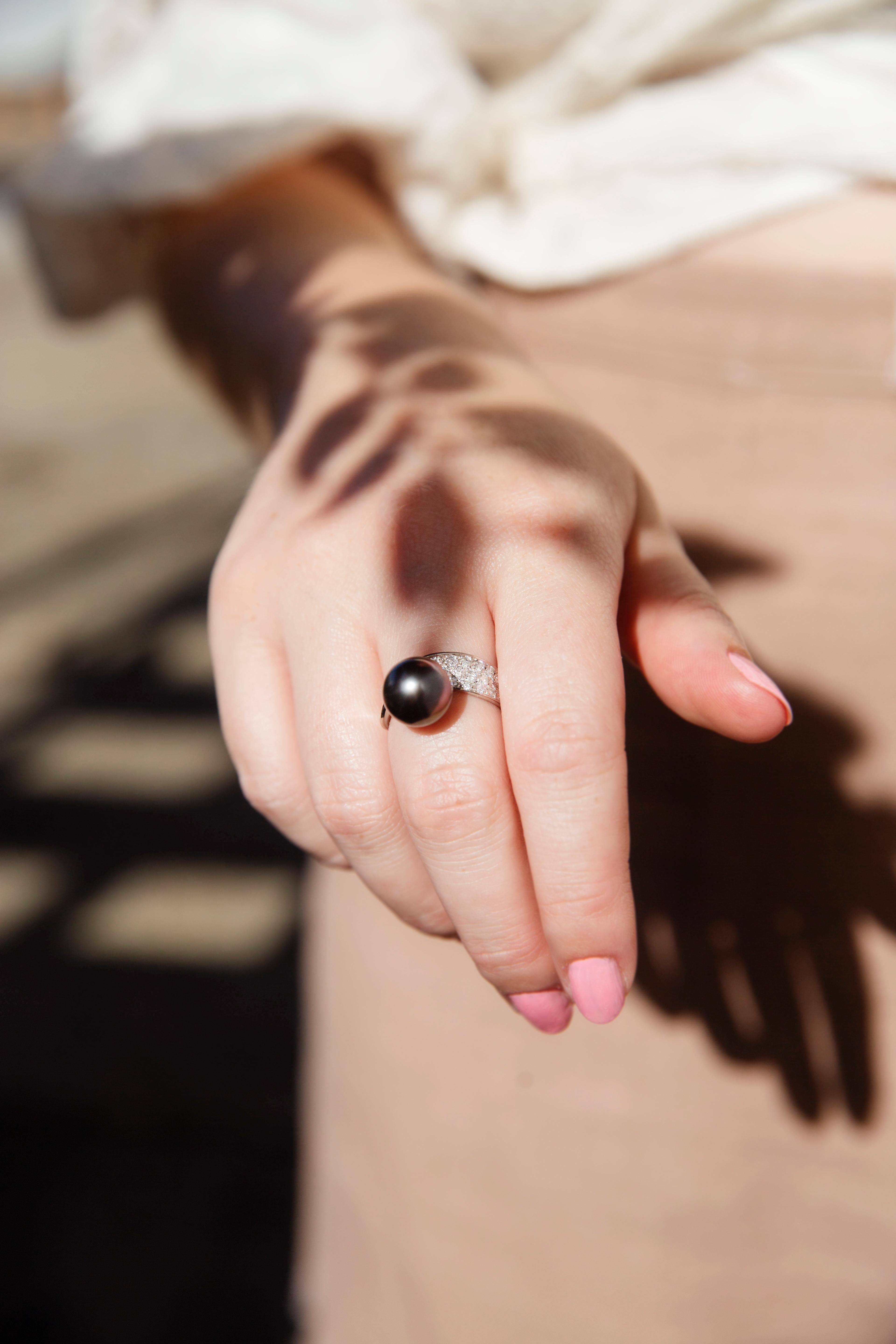 Vintage Circa 1980s Platinum Tahitian Pearl and Brilliant Diamond Twisted Ring 2