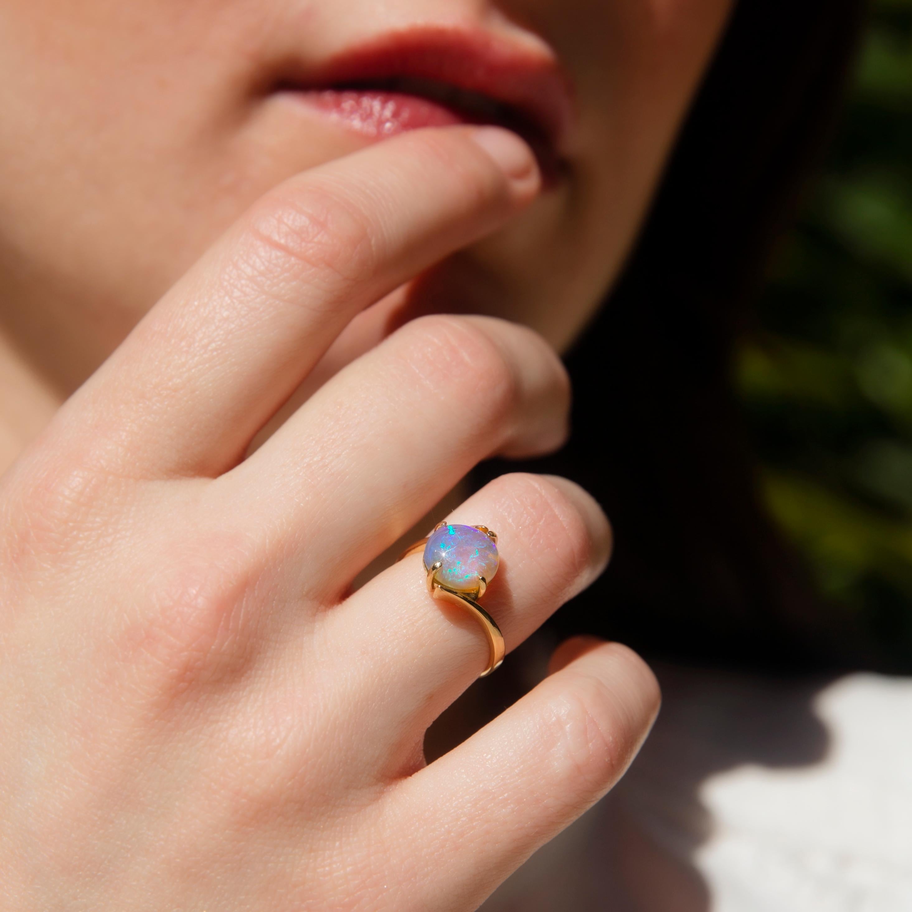 Round Cut Vintage Circa 1980s Solid Australian Crystal Opal Ring 18 Carat Yellow Gold For Sale