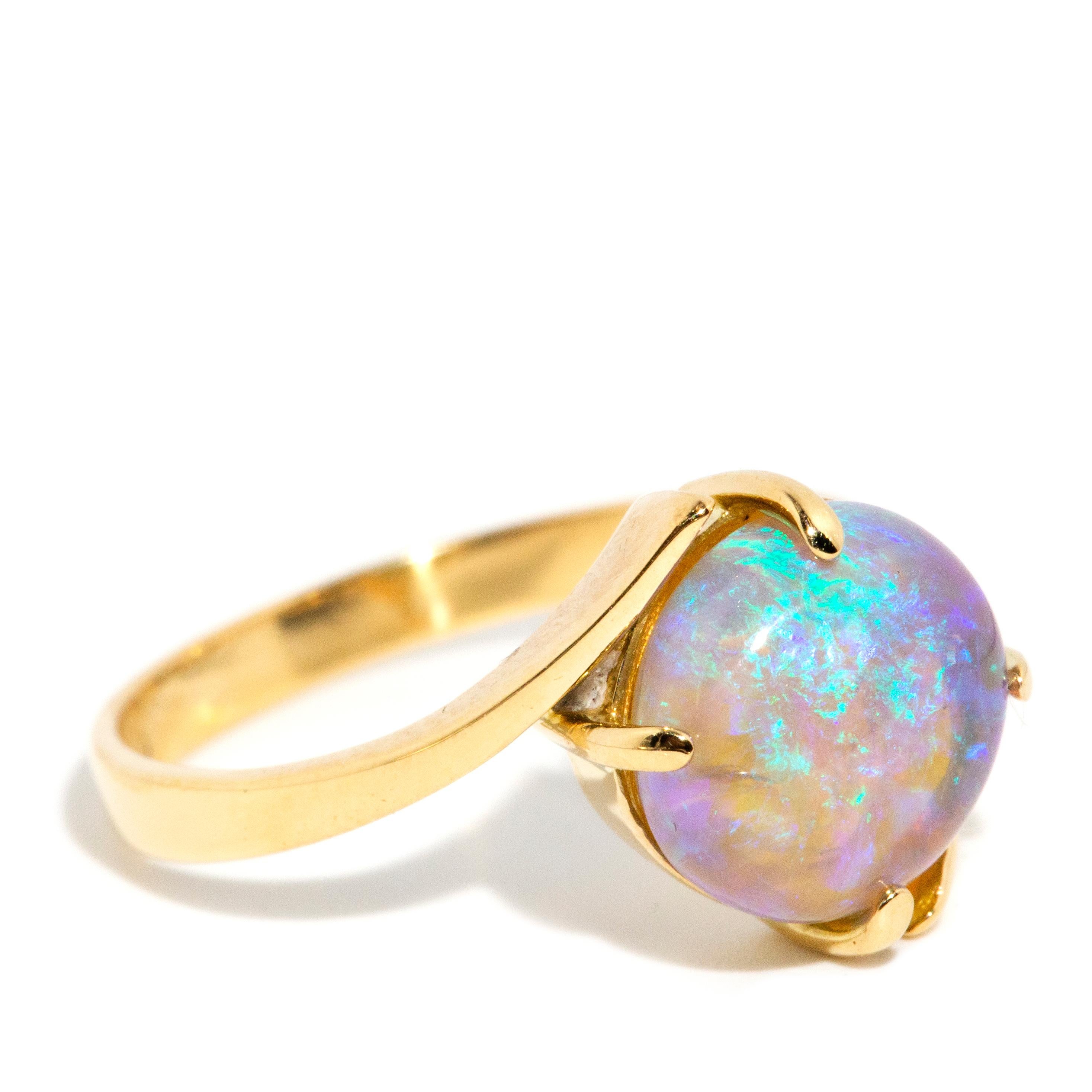 Vintage Circa 1980s Solid Australian Crystal Opal Ring 18 Carat Yellow Gold In Good Condition For Sale In Hamilton, AU