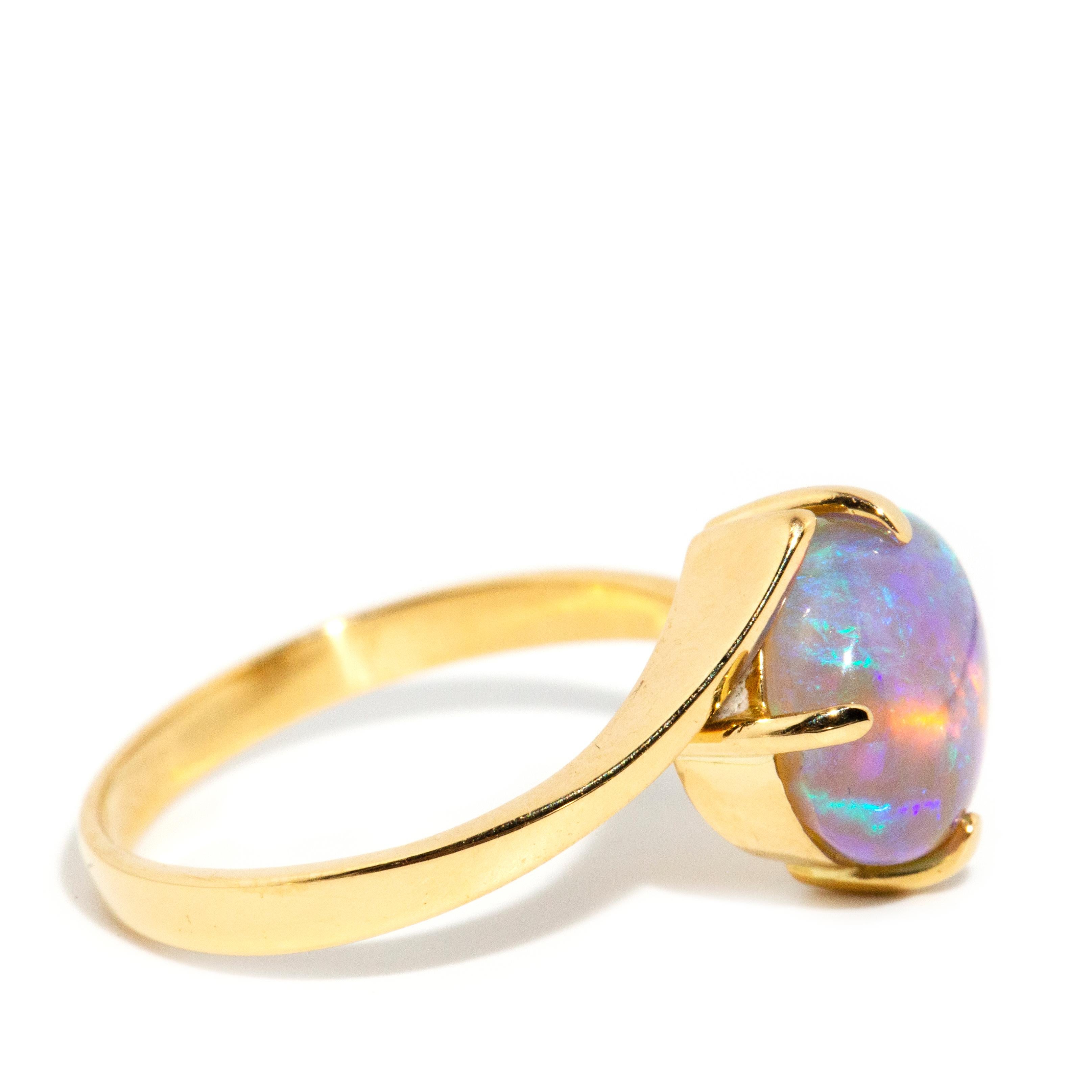 Vintage Circa 1980s Solid Australian Crystal Opal Ring 18 Carat Yellow Gold For Sale 1