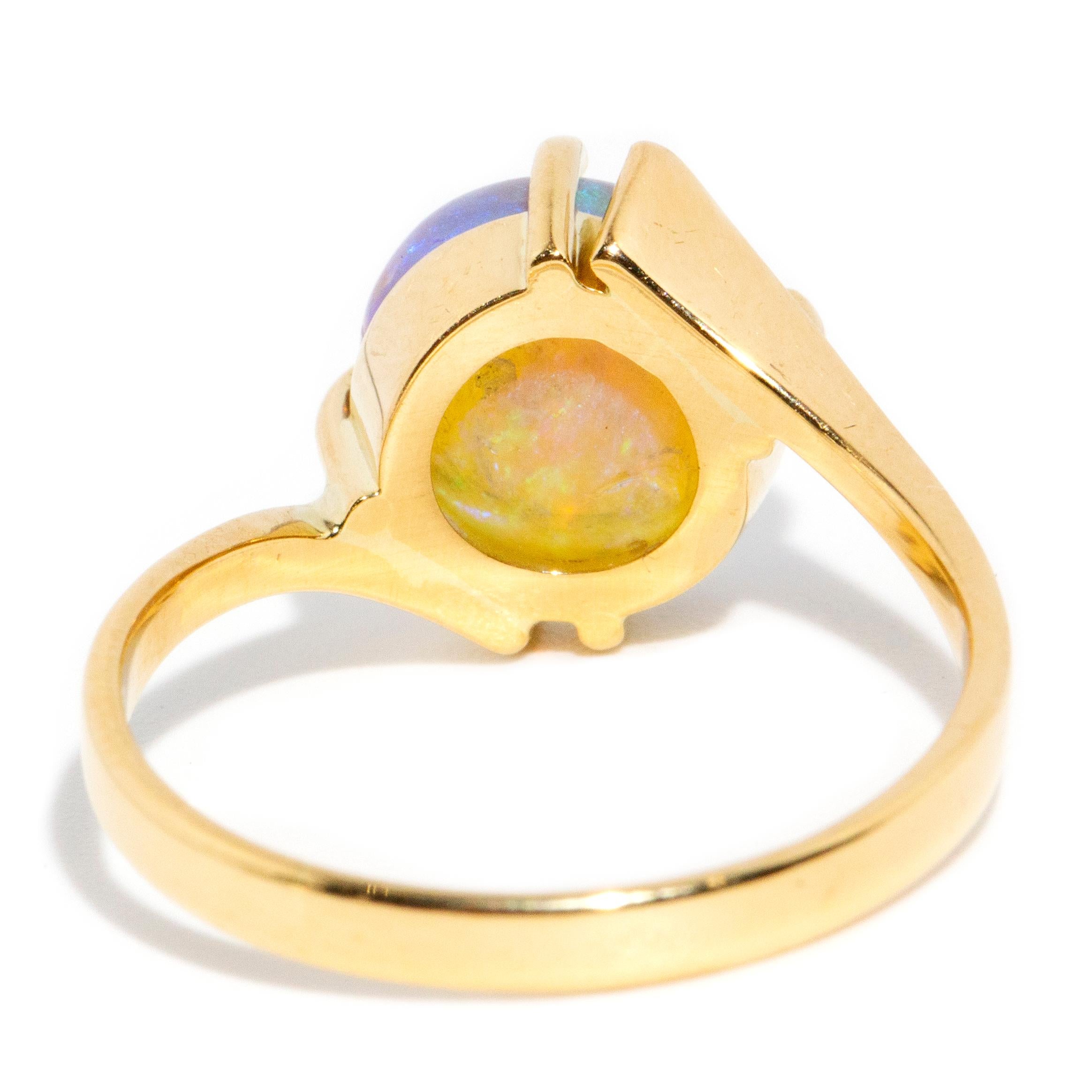 Vintage Circa 1980s Solid Australian Crystal Opal Ring 18 Carat Yellow Gold For Sale 3