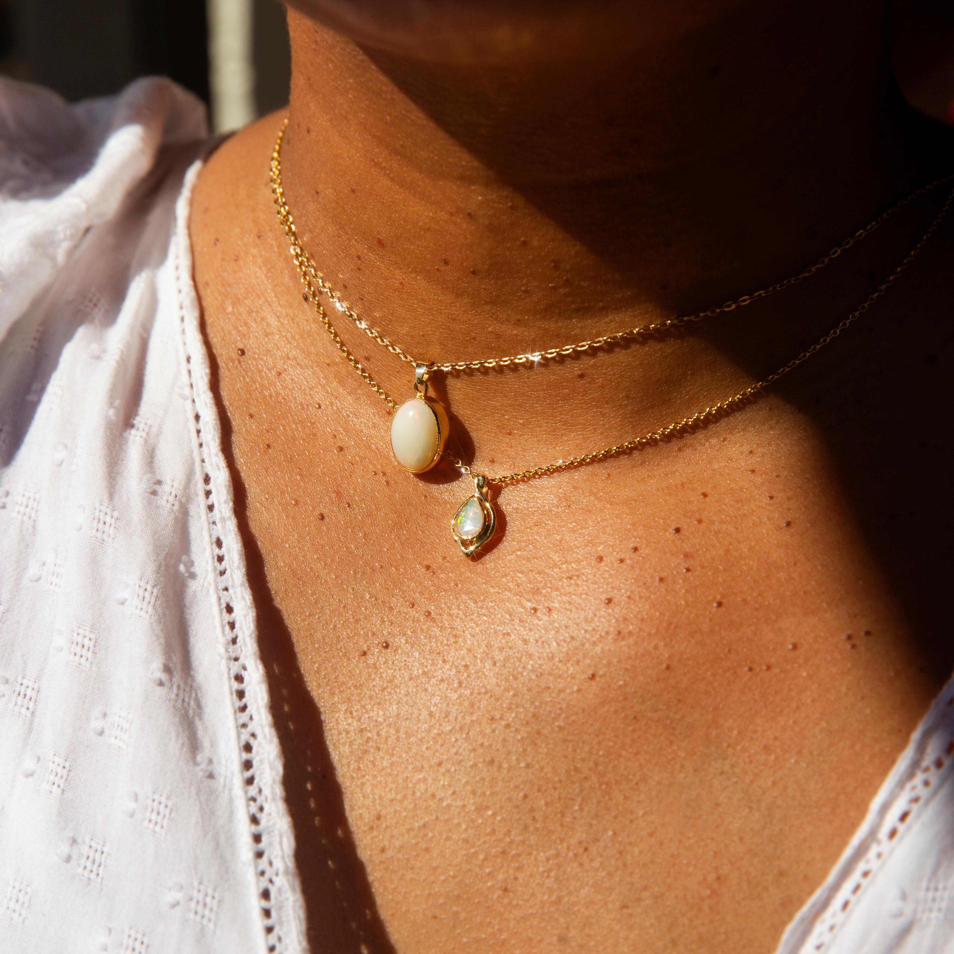 Vintage Circa 1980s Solid Oval Australian Opal Pendant & Chain 18 Carat Gold For Sale 3