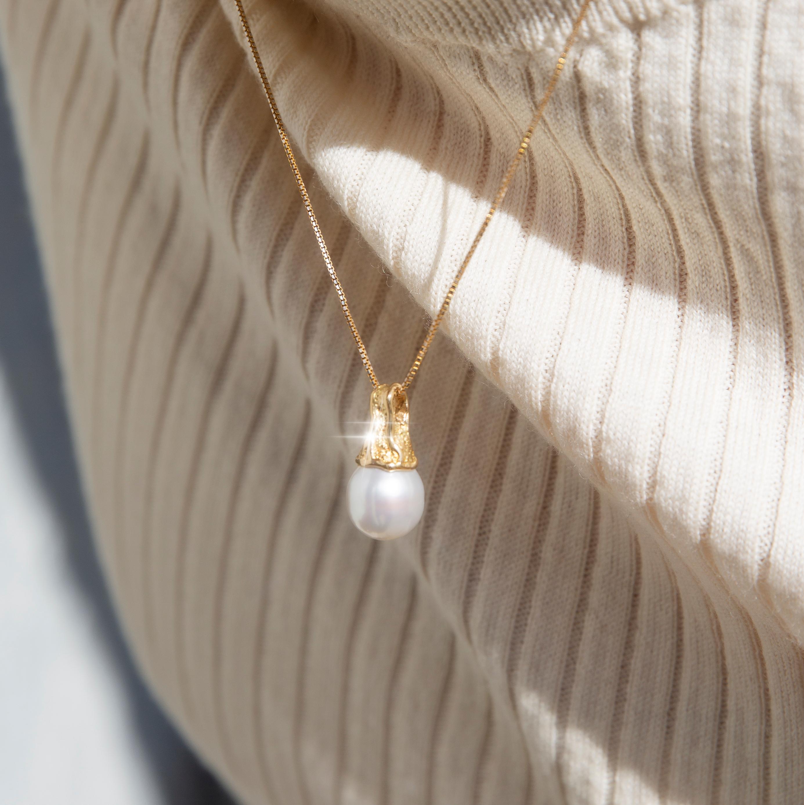 Cabochon Vintage Circa 1980s South Sea Pearl Pendant & Chain 18 Carat Yellow Gold For Sale