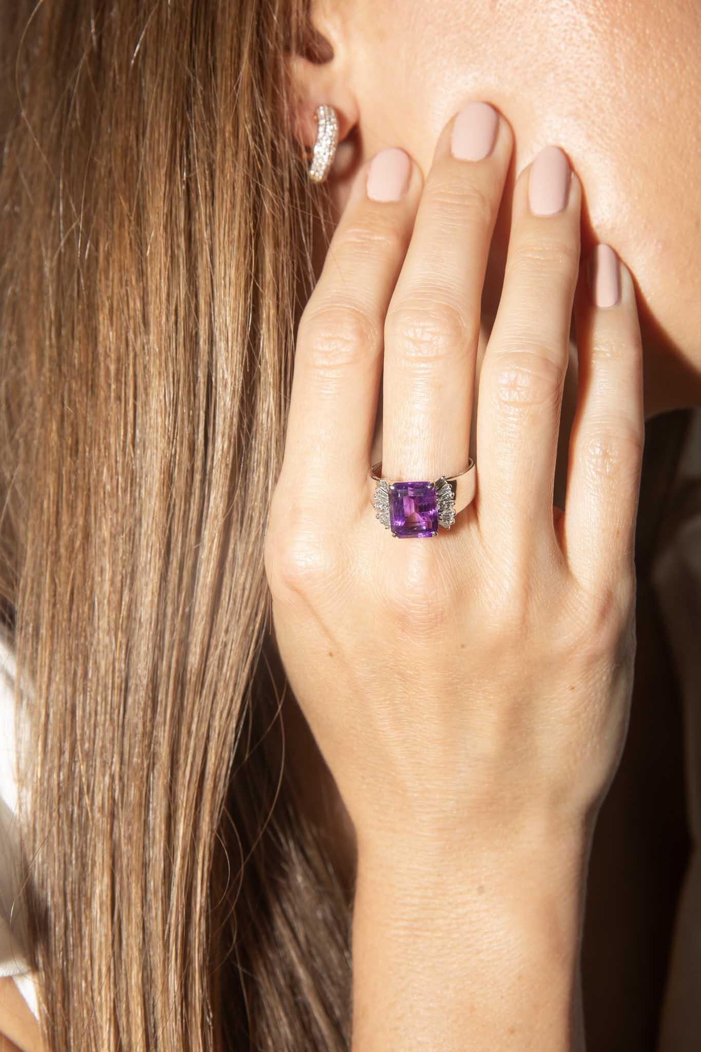 Vintage Circa 1980s Vivid Purple Amethyst & Diamond Ring 18 Carat White Gold For Sale 4