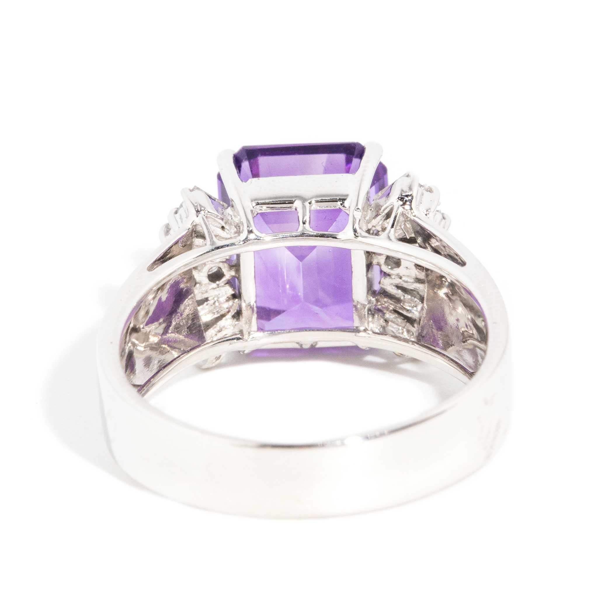 Vintage CIRCA 1980s Vivid Purple Amethyst & Diamant Ring 18 Karat Weißgold im Angebot 3