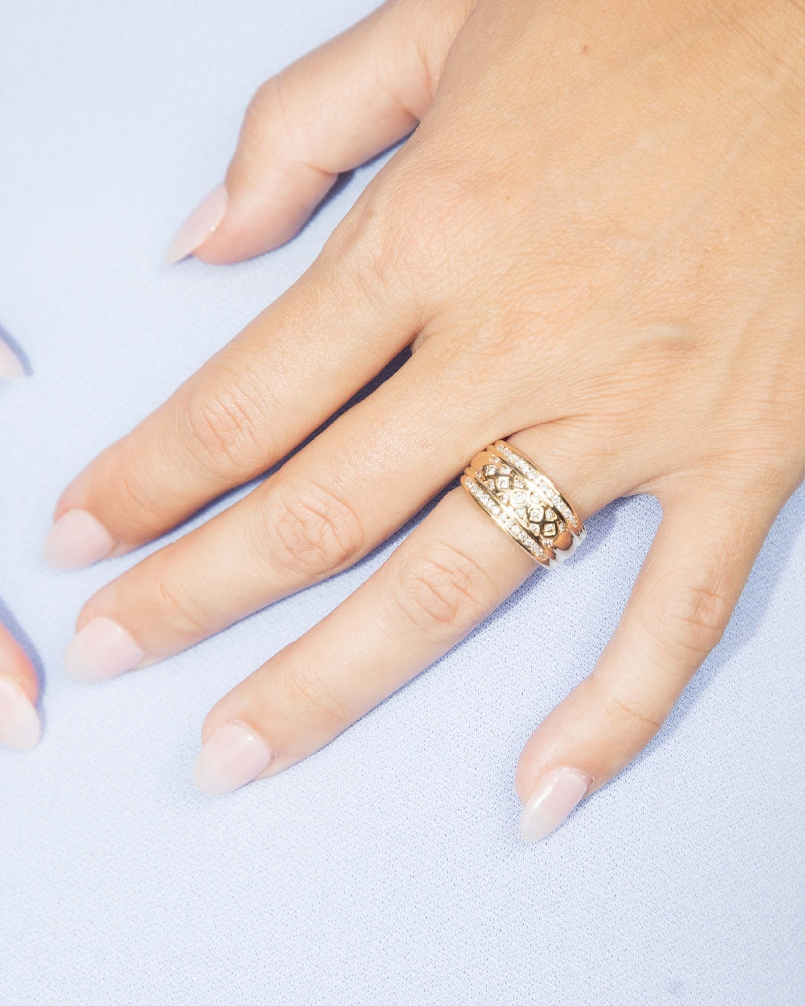 Incarnando l'essenza del crepuscolo, il Nyx Diamond Pleated Dress Ring brilla con grazia eterea. Realizzato in oro giallo da 18 carati, i suoi diamanti radiosi catturano momenti di luce fugaci, proiettando un bagliore delicato che danza con ogni tuo