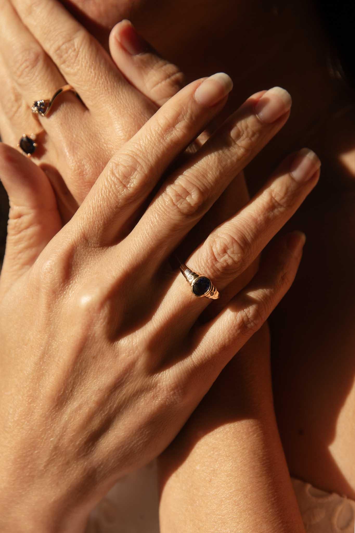 Der aus 9 Karat Gold gefertigte Ring Zoey ist ein schlichtes Statement.  Ihr schöner hellblauer Saphir ist in Gold eingefasst und sitzt zwischen zwei Diamanten.  Als Symbol für Intuition und Selbstakzeptanz wird sie Generationen von Menschen