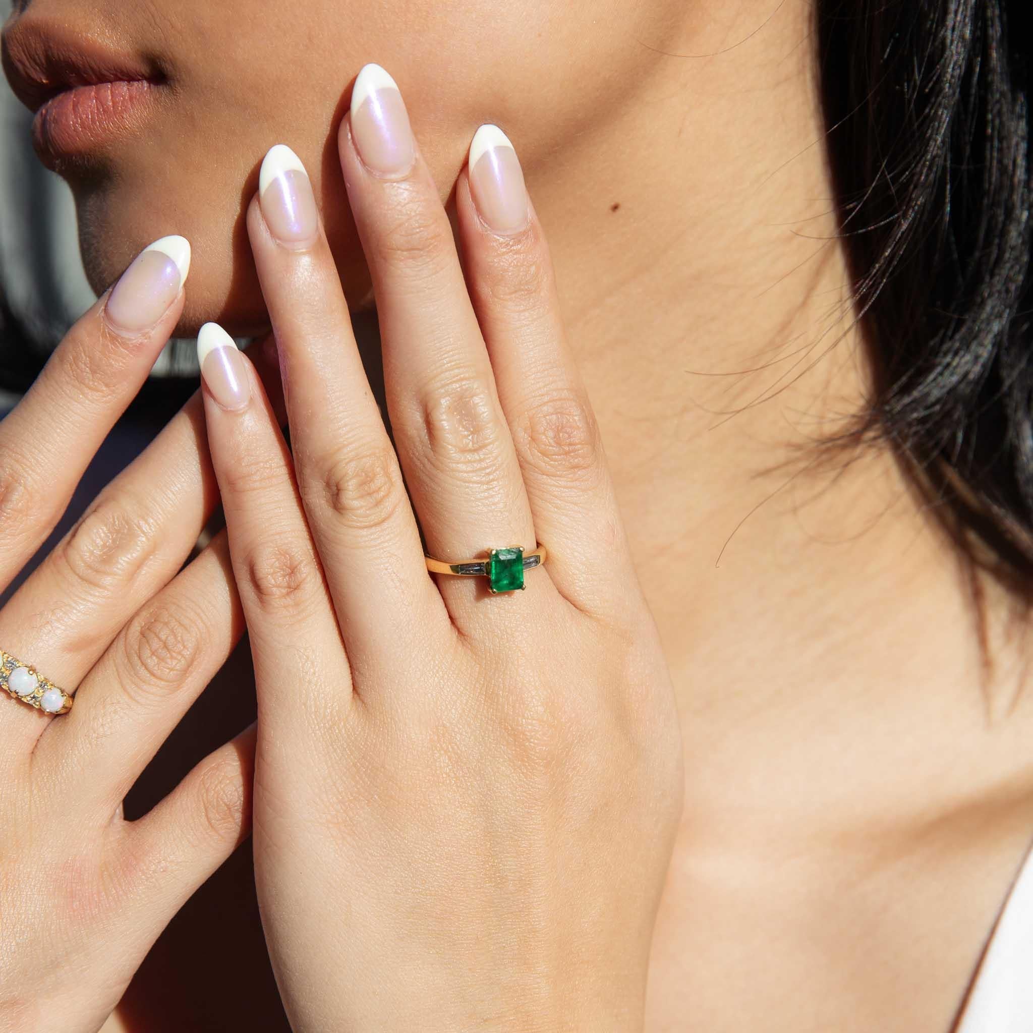 Der Ring Petra mit seinem lebhaften Smaragd und den spitz zulaufenden Baguette-Diamanten, die auf beiden Seiten funkeln, ist eine unaufdringliche Schönheit. Gefertigt aus 18 Karat Gold ist sie eine klassische Ergänzung zu Ihrer Schmucksammlung.

Der