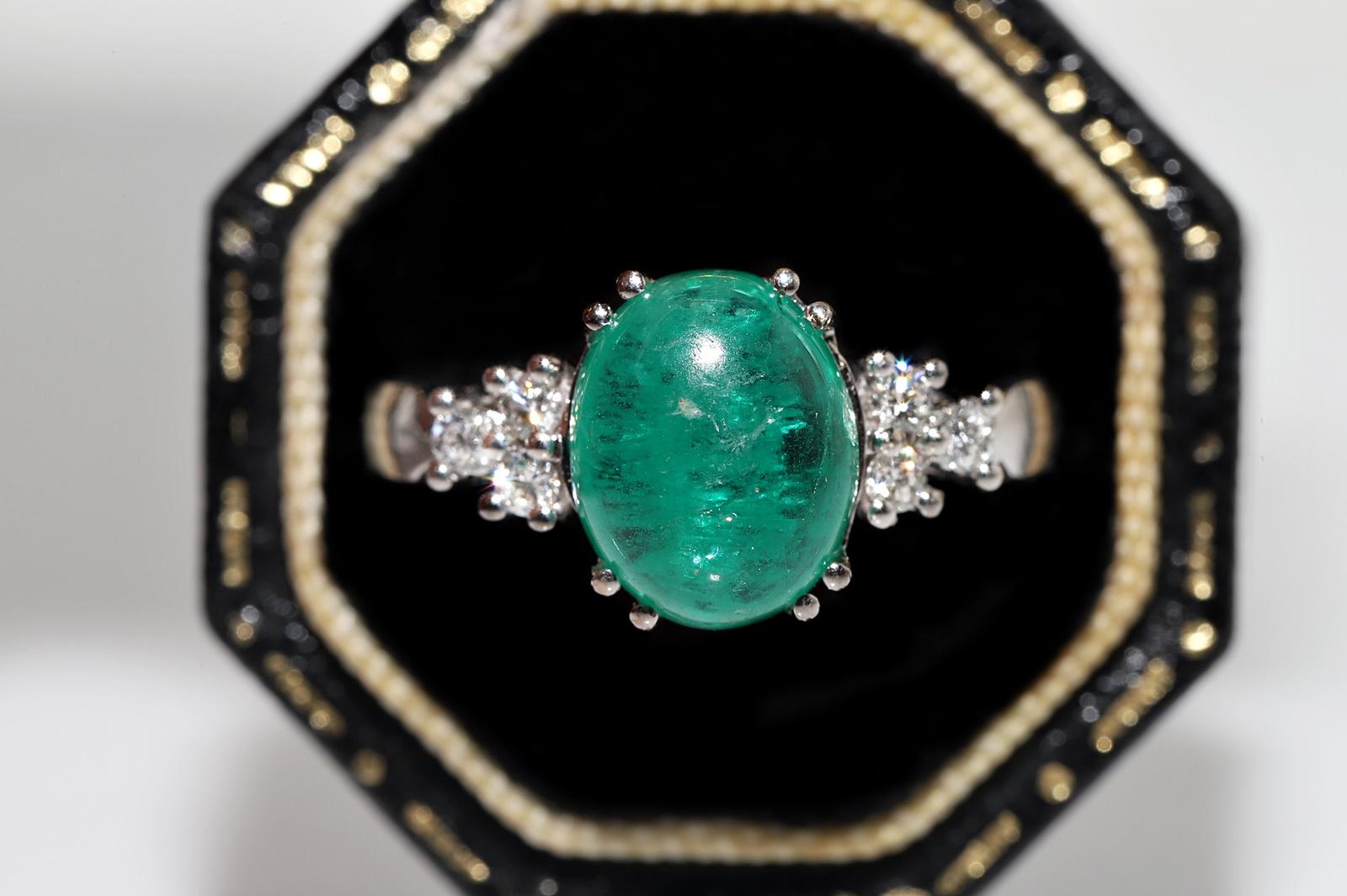 Vintage Circa 1990er Jahre 14k Gold Natürlicher Diamant und Cabochon Smaragd Dekorierter Ring im Angebot 1