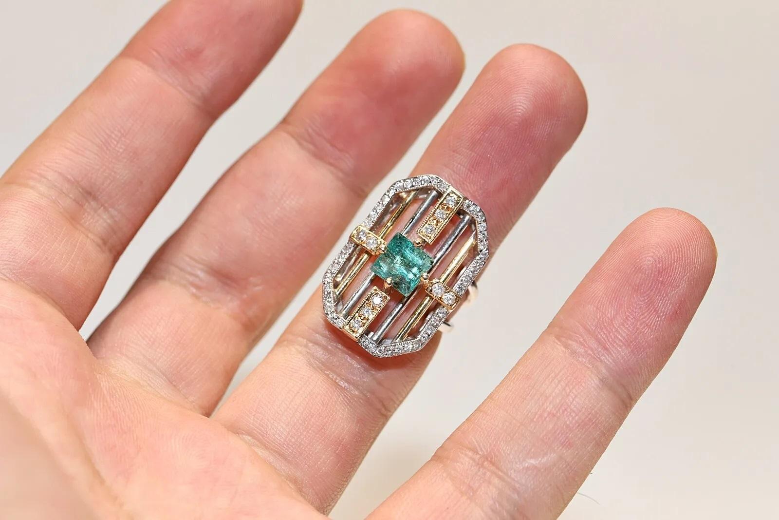 Vintage Circa 1990s 14k Gold Natural Diamond And Square Cut Emerald Ring For Sale 3