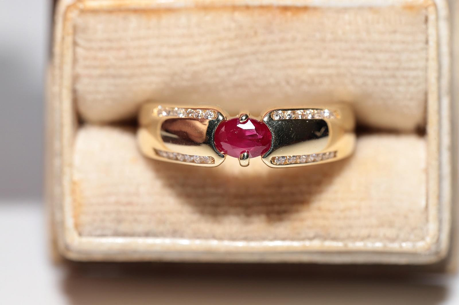 In sehr gutem Zustand.
Das Gesamtgewicht beträgt 4.4 Gramm.
Insgesamt ist Diamant 0,30 ct.
Der Diamant hat die Farbe G-H und die Reinheit vs-s1.
Insgesamt ist Rubin 0,40 ct.
Ringgröße ist US 6.5
Wir können jede Größe herstellen.
Die Box ist nicht