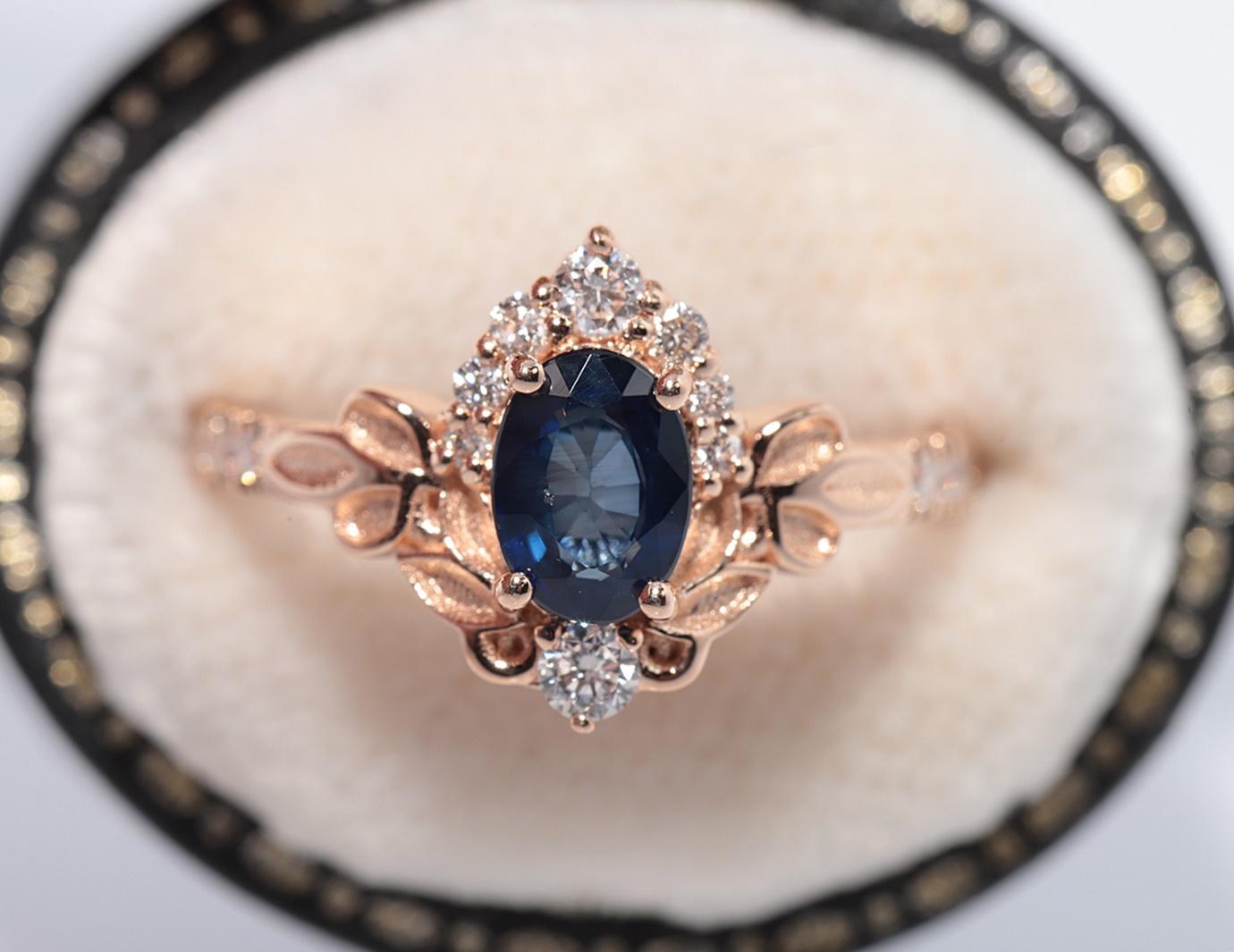 In sehr gutem Zustand.
Das Gesamtgewicht beträgt 3.1 Gramm.
Insgesamt ist Diamant 0,30 ct.
Der Diamant hat die Farbe G-H und die Reinheit vvs1-vs1.
Insgesamt ist Saphir 1 ct.
Ringgröße ist US 6.75 
Wir können jede Größe herstellen.
Die Schachtel ist