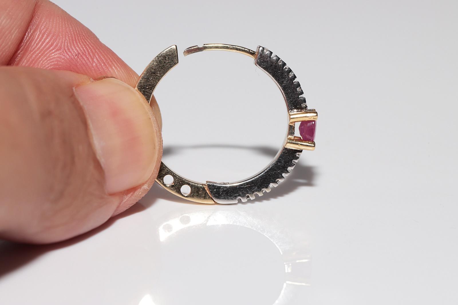 Pendiente de aro vintage circa años 90 de oro de 14k decorado con diamantes naturales y rubíes en venta 5