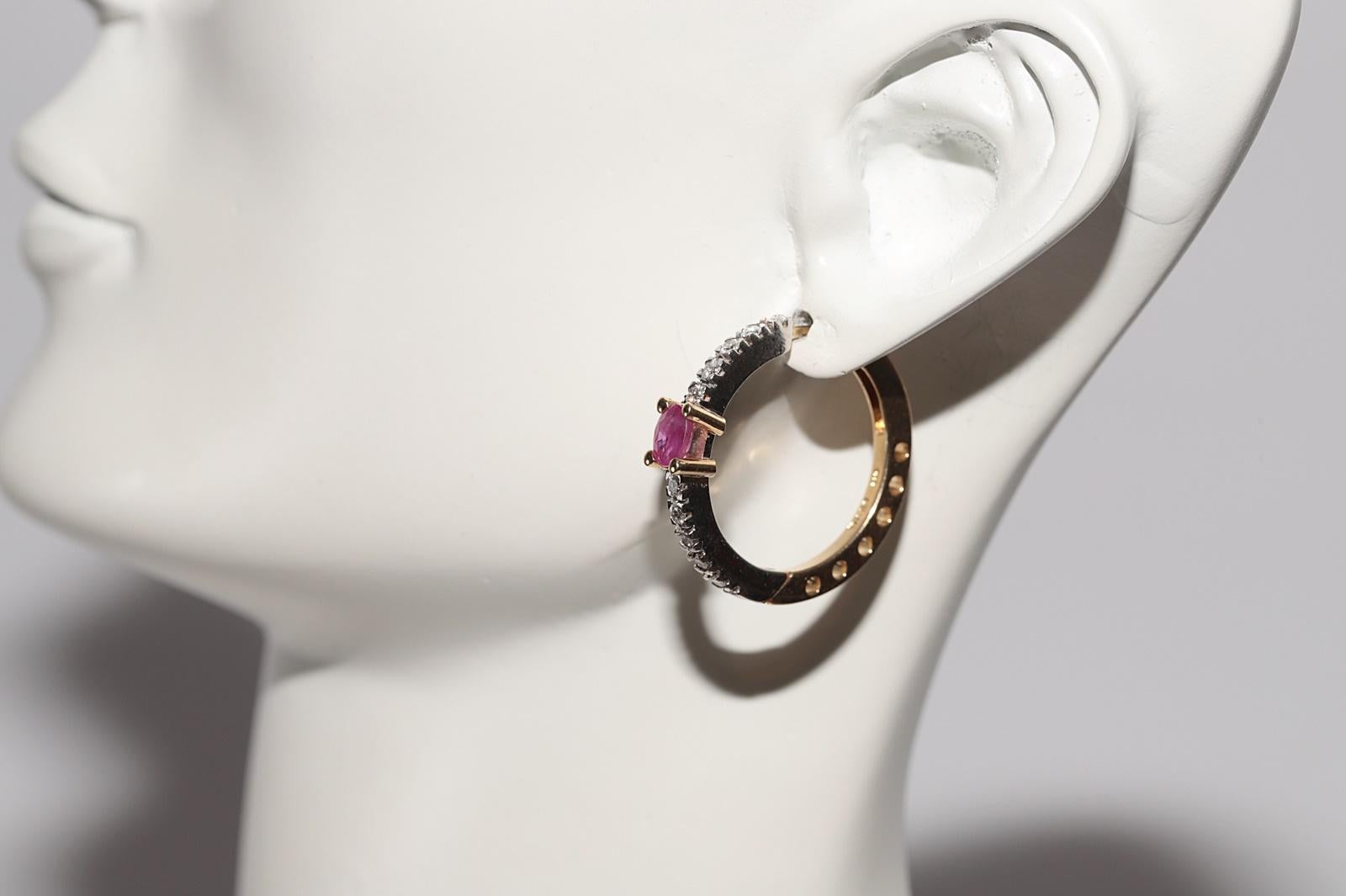Pendiente de aro vintage circa años 90 de oro de 14k decorado con diamantes naturales y rubíes en venta 9