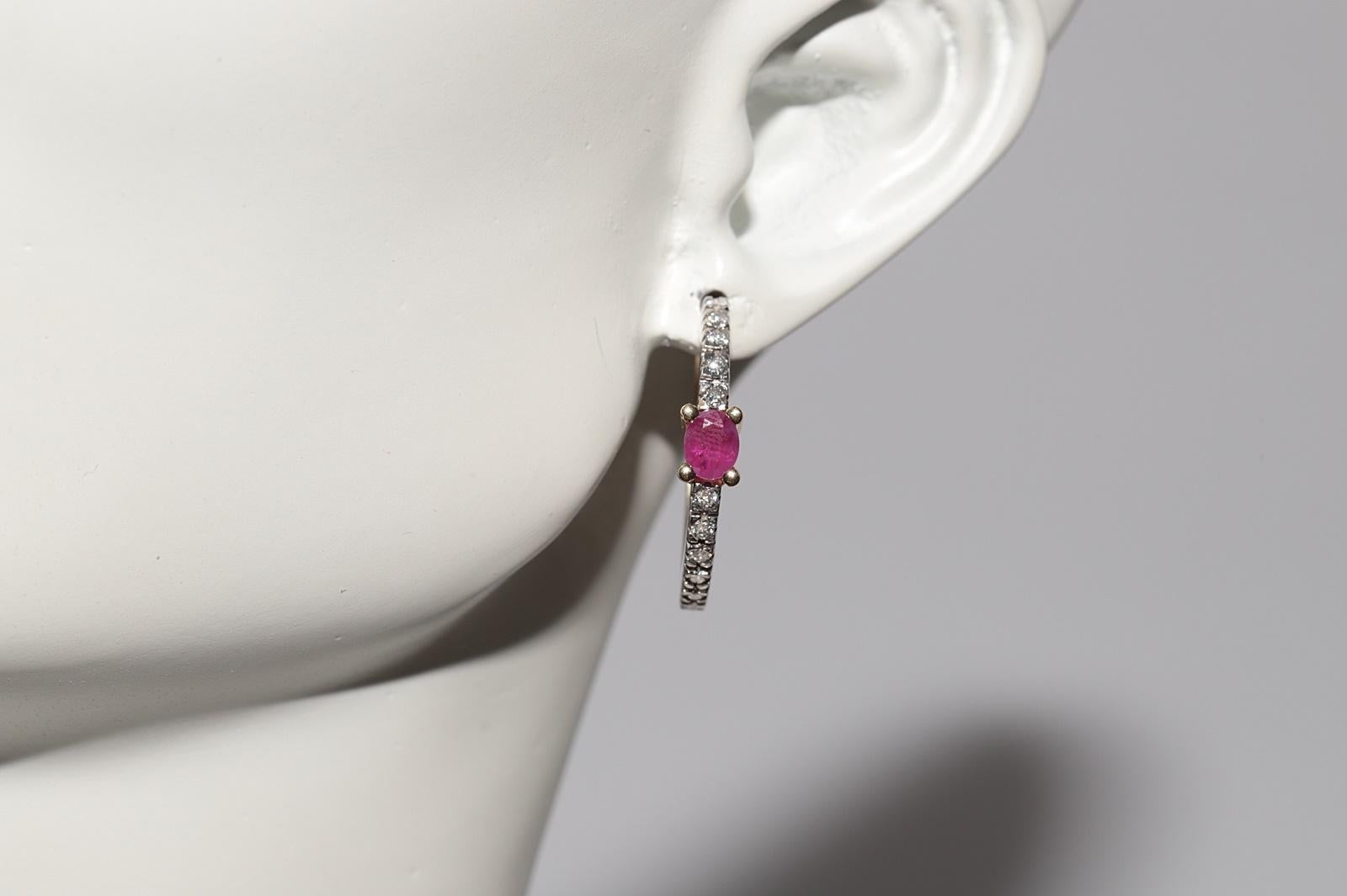 Pendiente de aro vintage circa años 90 de oro de 14k decorado con diamantes naturales y rubíes en venta 10