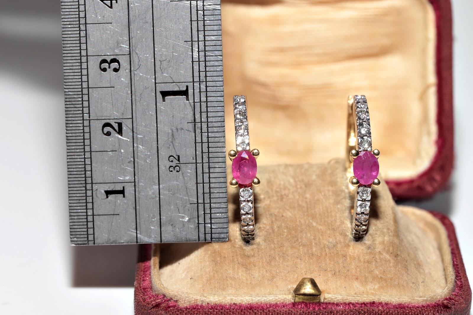 Pendiente de aro vintage circa años 90 de oro de 14k decorado con diamantes naturales y rubíes Corte brillante en venta