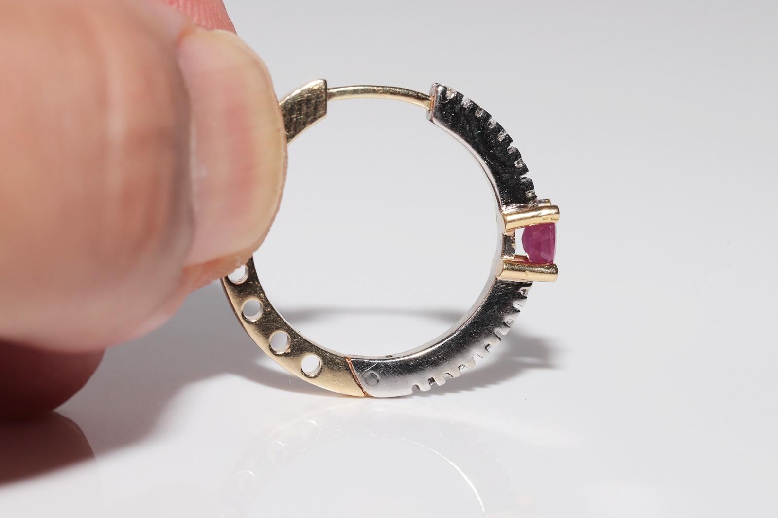 De las mujeres Pendiente de aro vintage circa años 90 de oro de 14k decorado con diamantes naturales y rubíes en venta