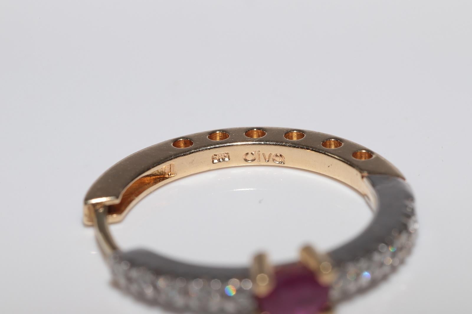 Pendiente de aro vintage circa años 90 de oro de 14k decorado con diamantes naturales y rubíes en venta 2