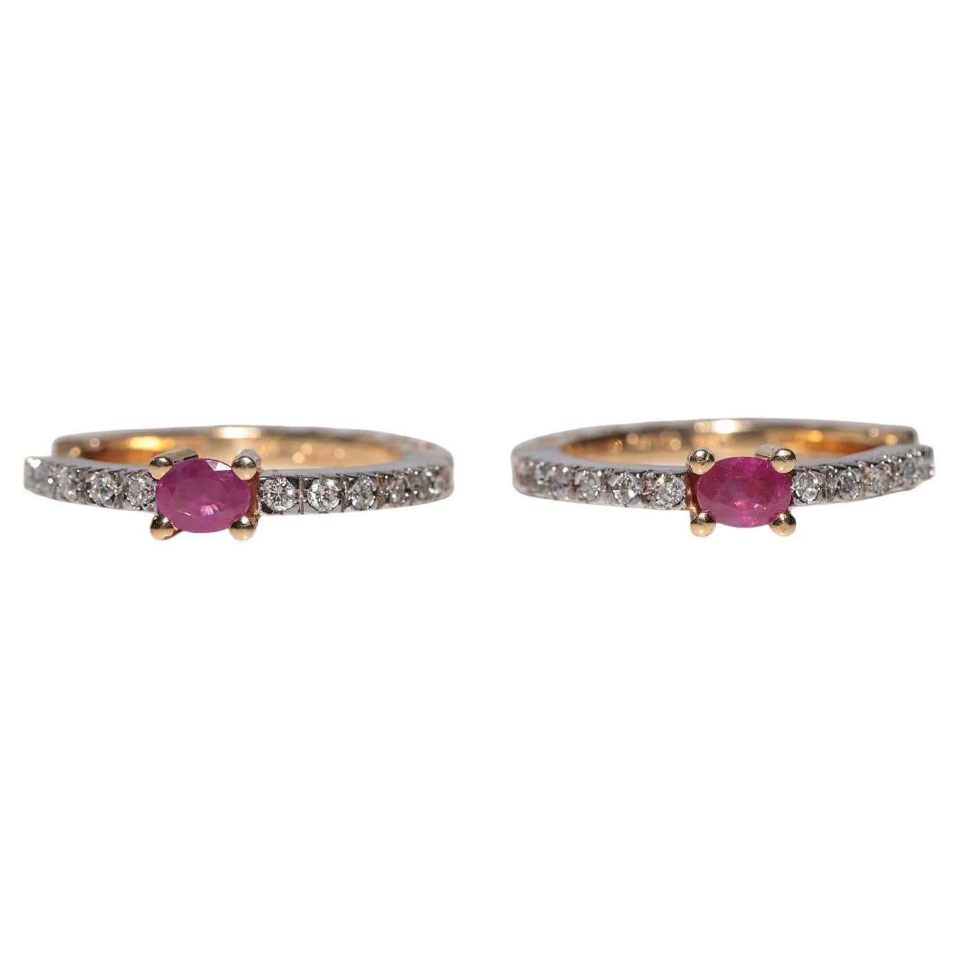Pendiente de aro vintage circa años 90 de oro de 14k decorado con diamantes naturales y rubíes en venta