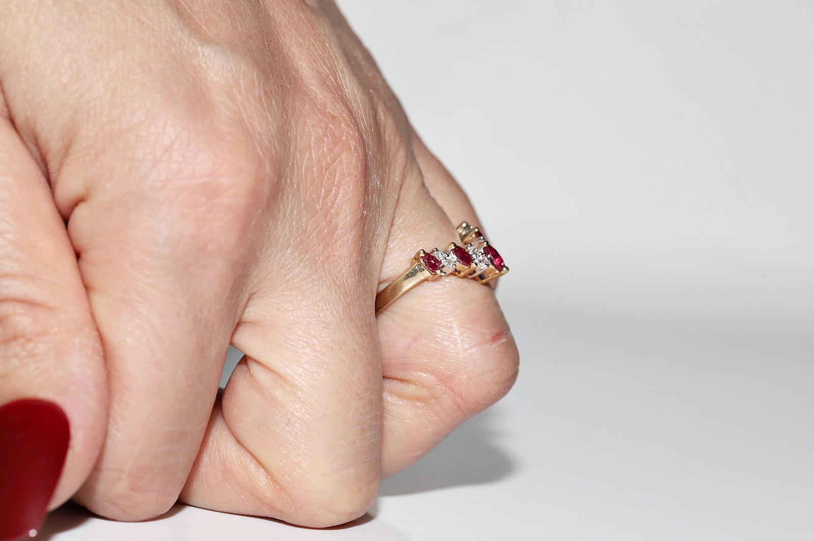 Vintage Circa 1990er Jahre 14k Gold Natürlicher Diamant und Rubin Dekorierter Ring  (Brillantschliff) im Angebot