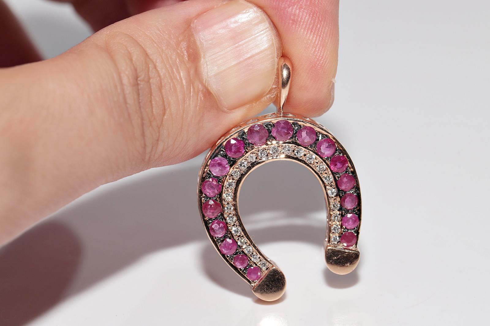 Colgante vintage circa años 90 de oro de 14k con diamante natural y rubí en forma de herradura 4