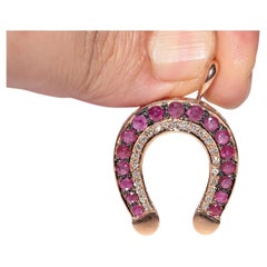 Colgante vintage circa años 90 de oro de 14k con diamante natural y rubí en forma de herradura