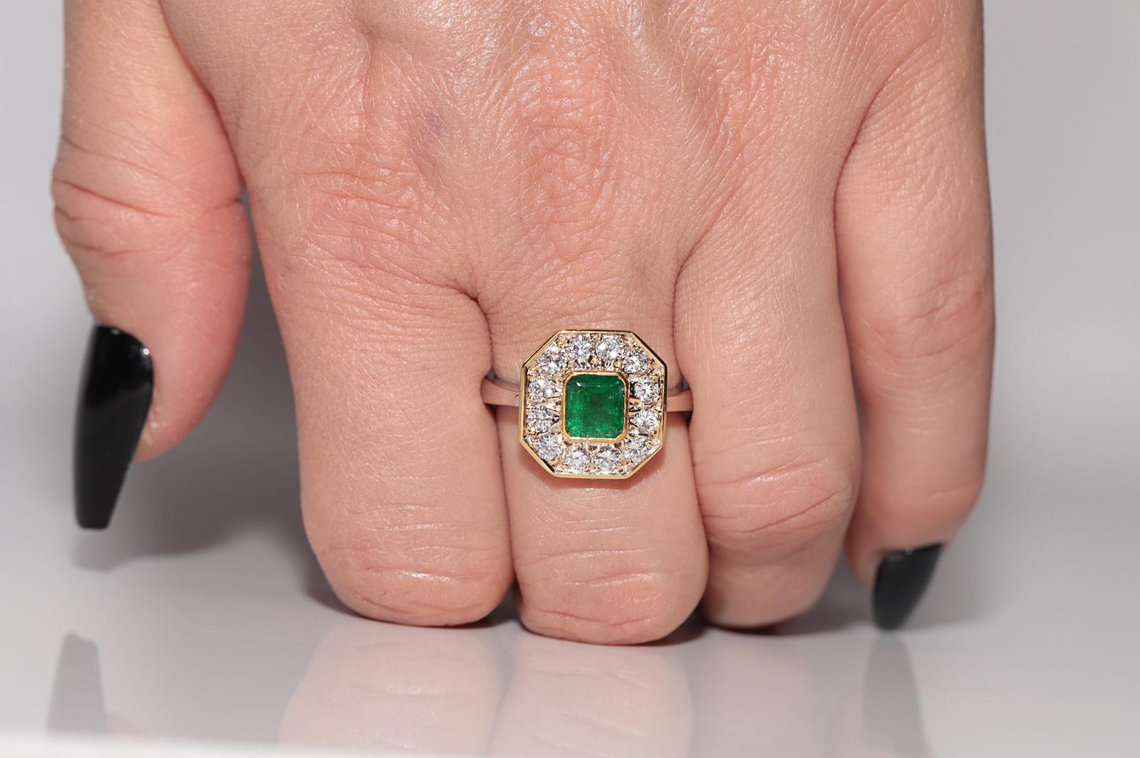 Brilliant Cut Vintage Circa 1990s 14k Gold Natural Diamond And Square Cut Emerald Strong Ring For Sale