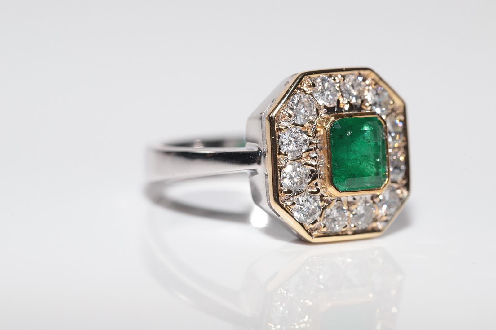 Vintage Circa 1990s 14k Gold Natural Diamond And Square Cut Emerald Strong Ring For Sale 3